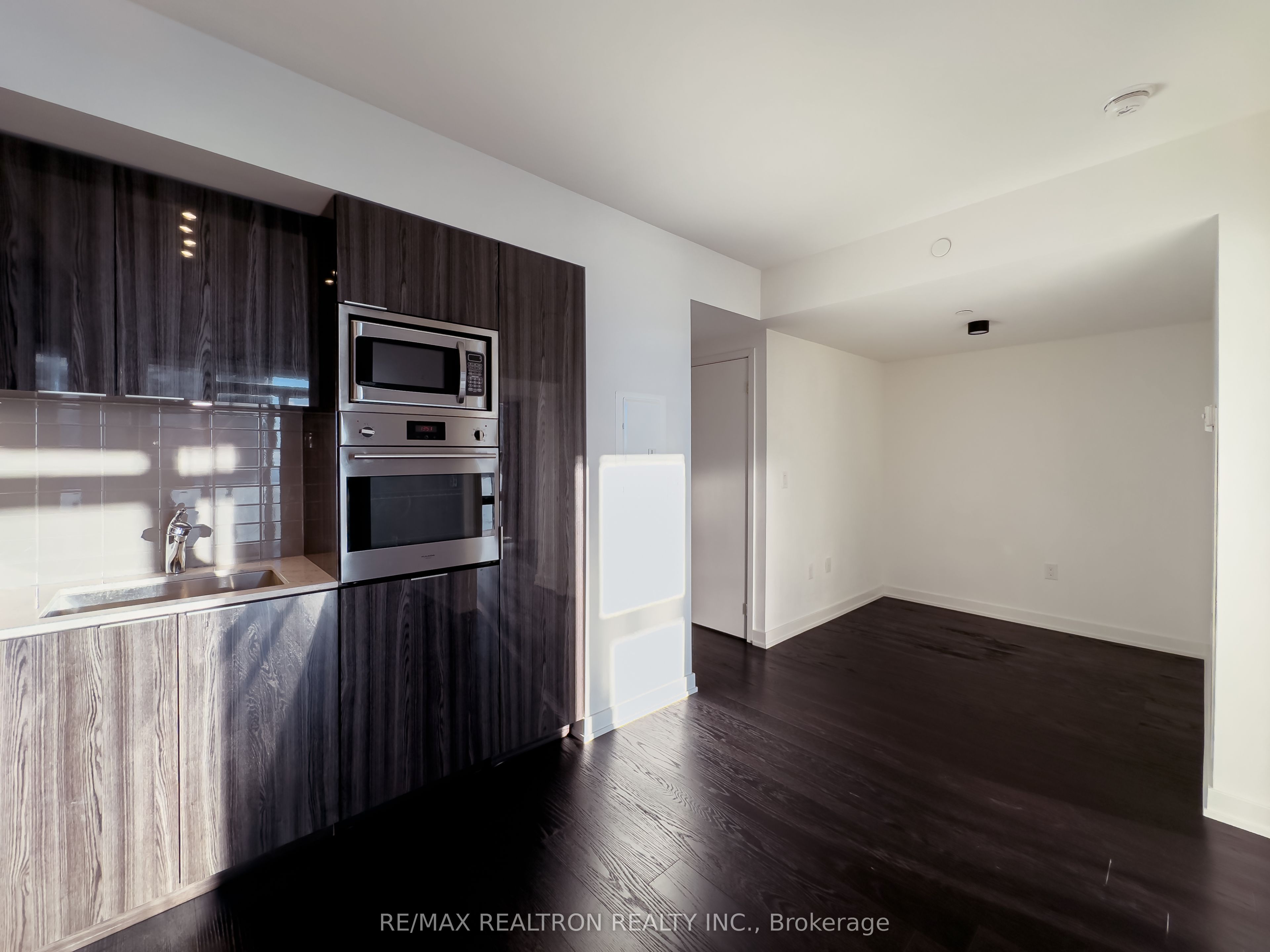 11 Wellesley Street W 2106, Toronto, ON M4Y 1E8 photo 4