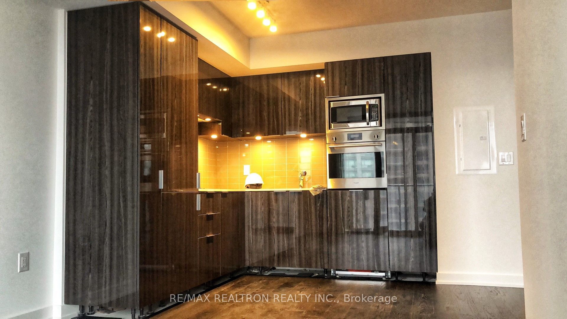11 Wellesley Street W 2106, Toronto, ON M4Y 1E8 photo 5