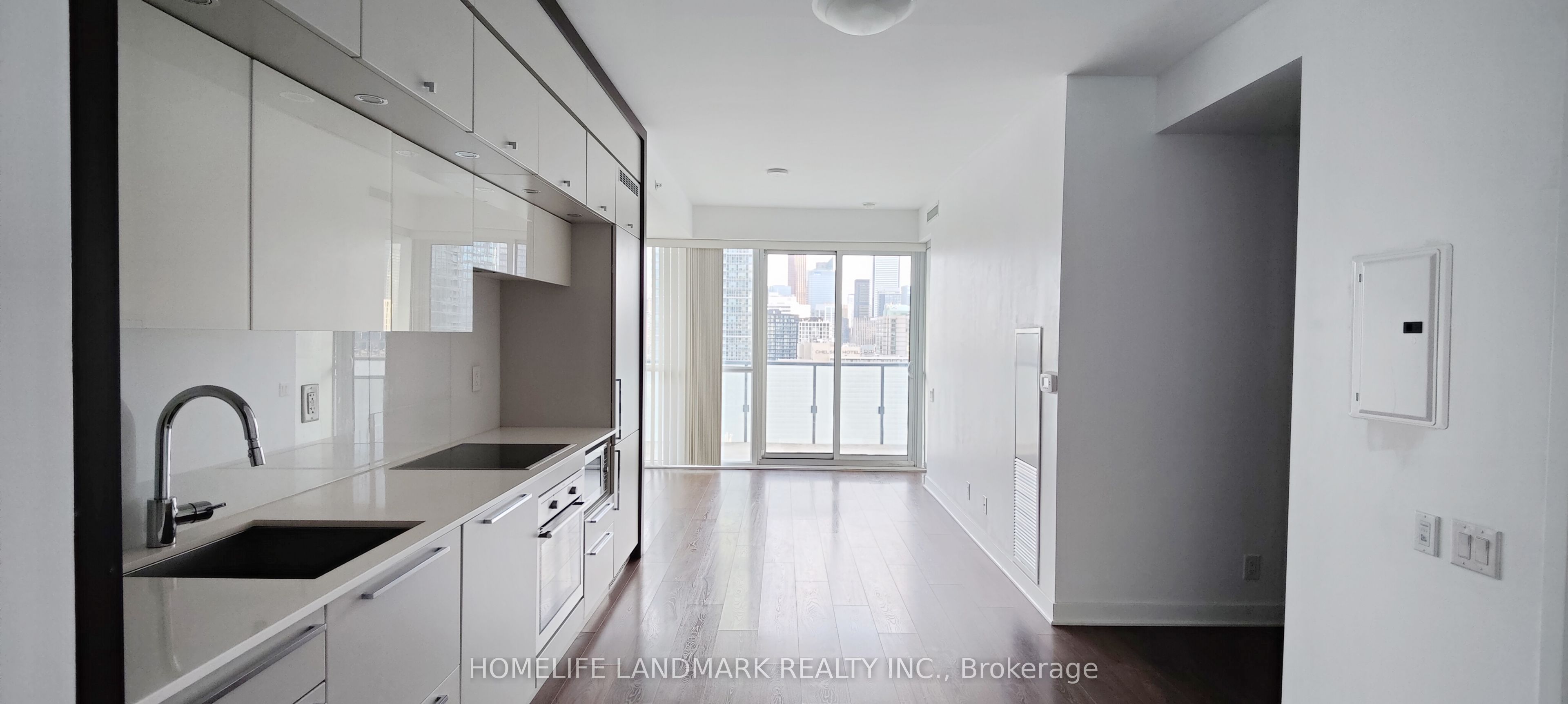 15 Grenville Street 2411, Toronto, ON M4Y 1A1 photo 3