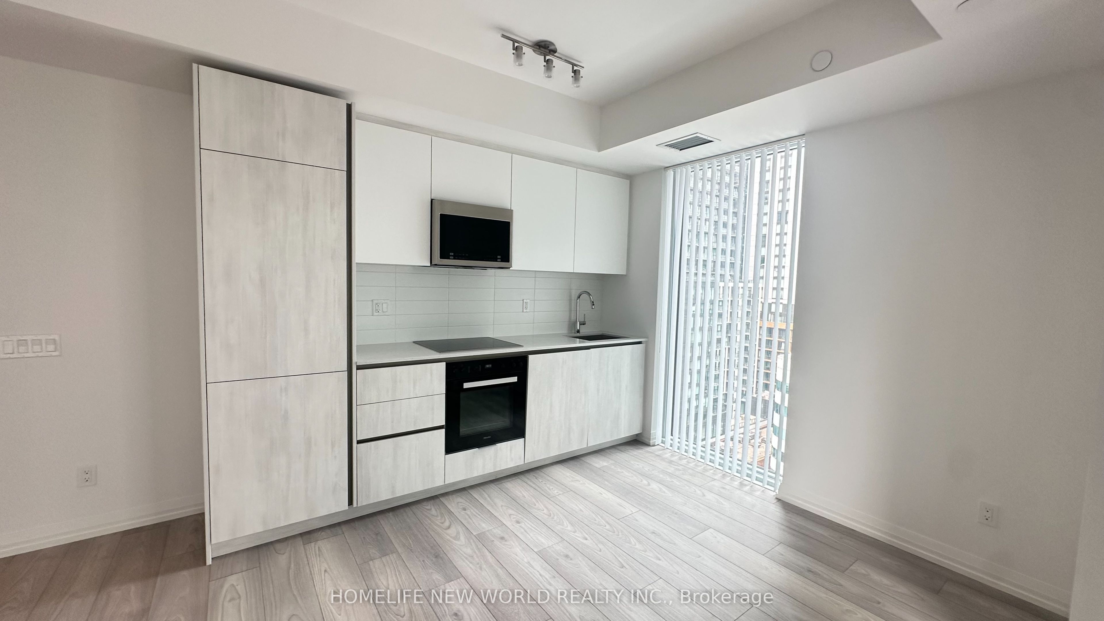 400 King Street W 1608, Toronto, ON M5V 0X8 photo 2