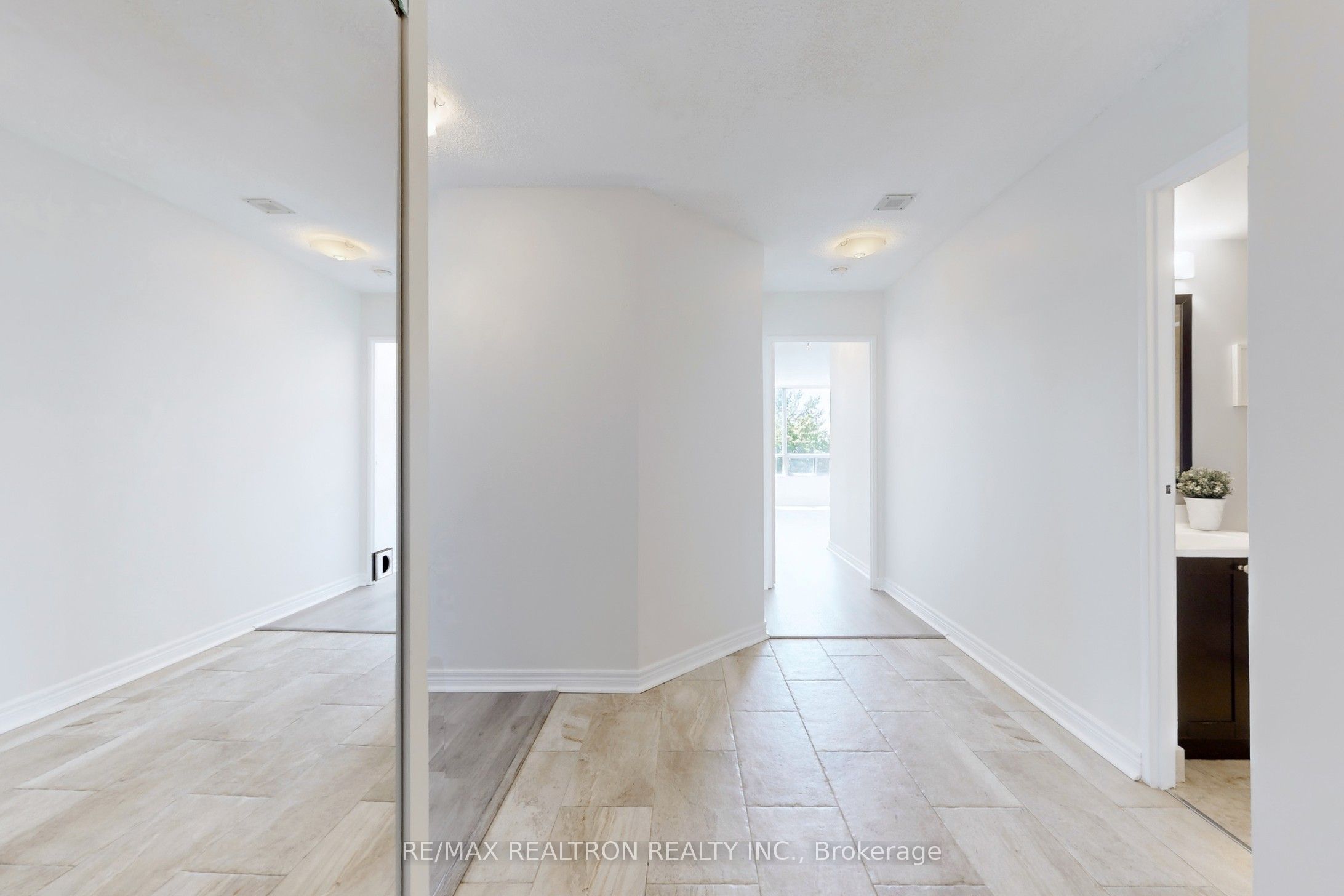 1131 Steeles Avenue W 407, Toronto, ON M2R 3W8 photo 4