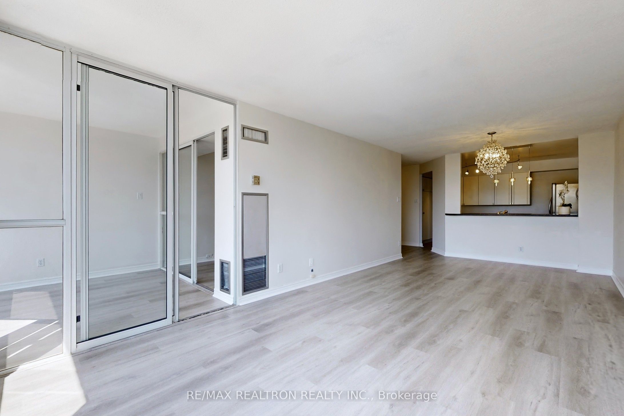 1131 Steeles Avenue W 407, Toronto, ON M2R 3W8 photo 5