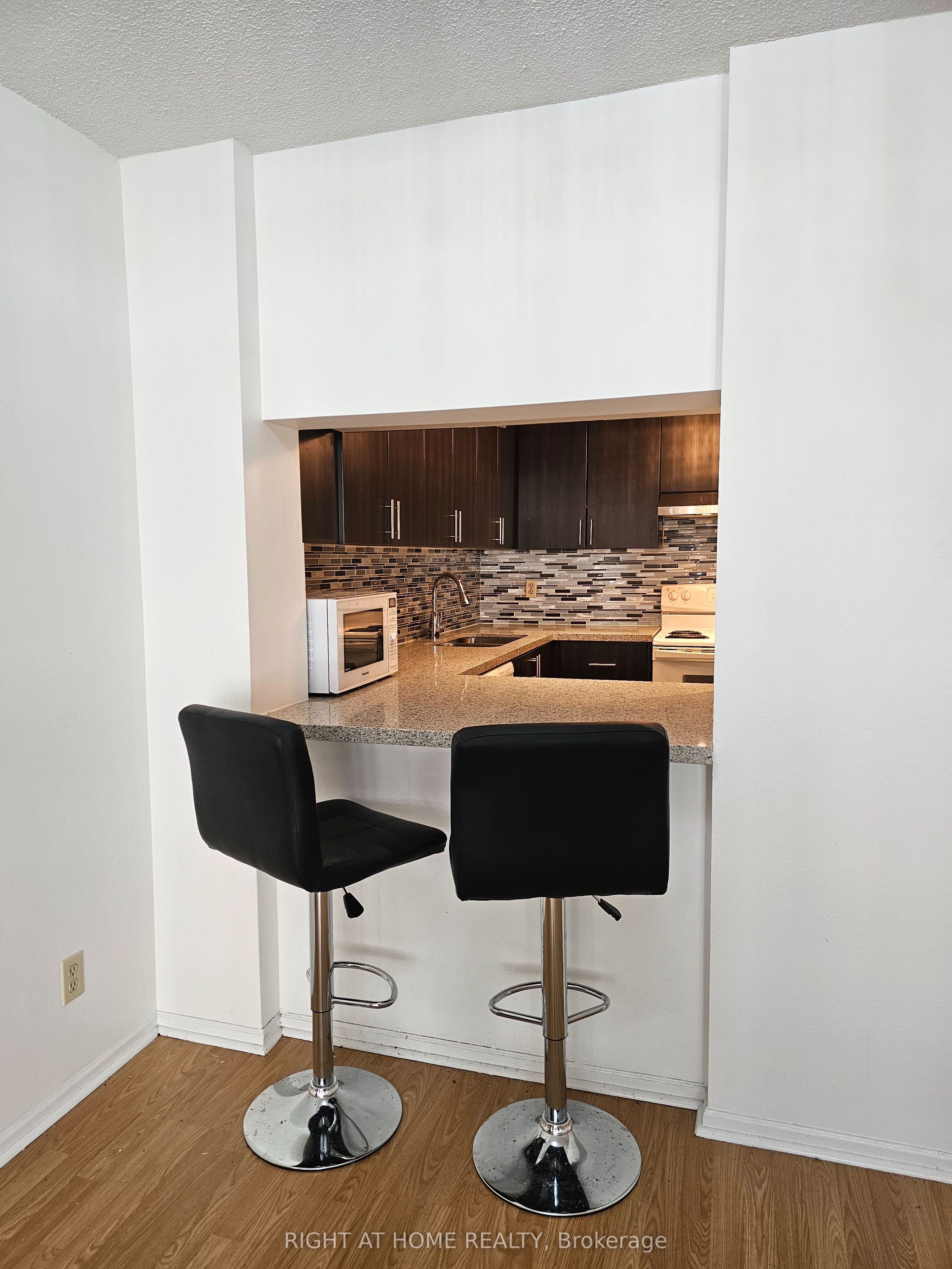 711 Bay Street 2011, Toronto, ON M5G 2J8 photo 2