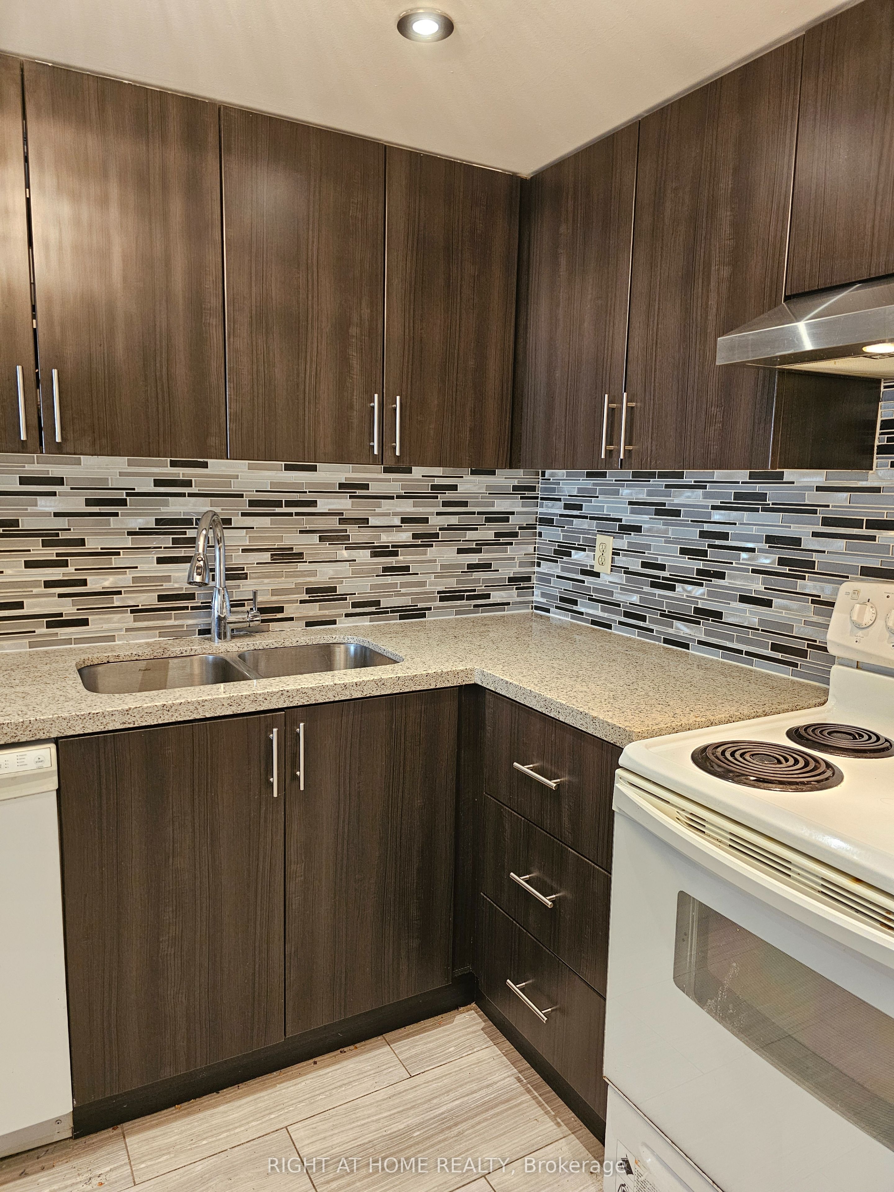 711 Bay Street 2011, Toronto, ON M5G 2J8 photo 3