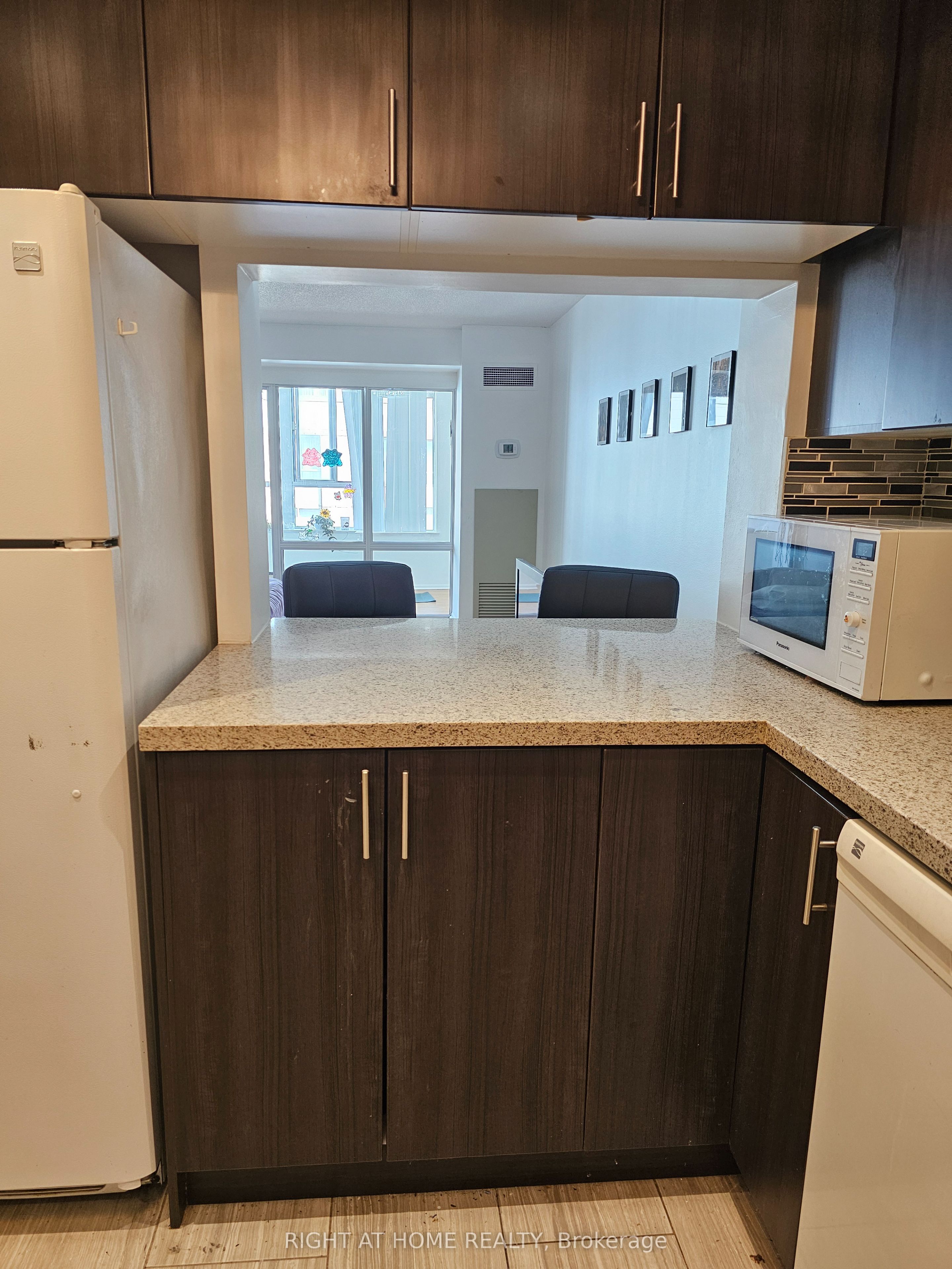 711 Bay Street 2011, Toronto, ON M5G 2J8 photo 4
