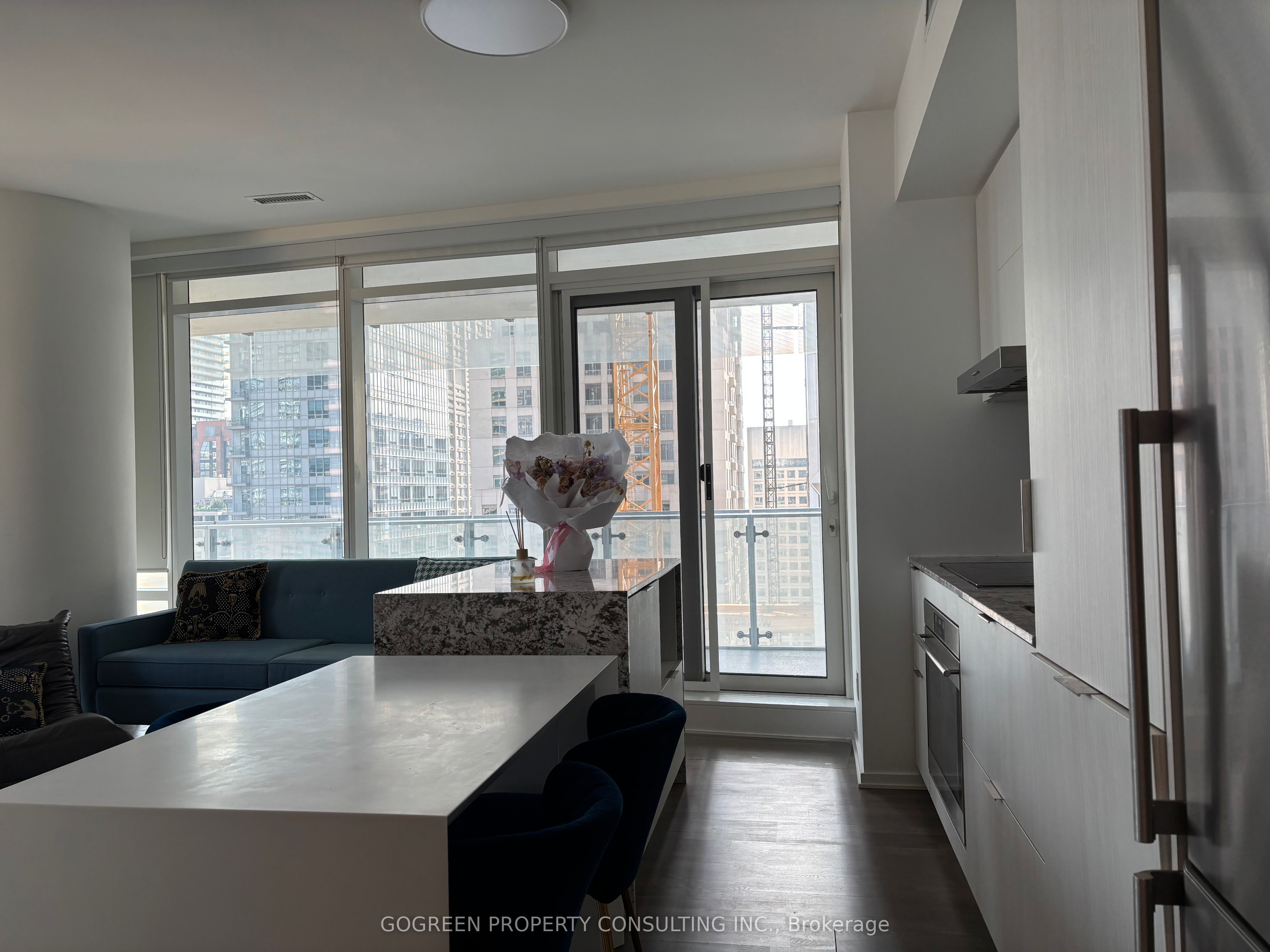 1 Bloor Street E 1807, Toronto, ON M4W 0A8 photo 3