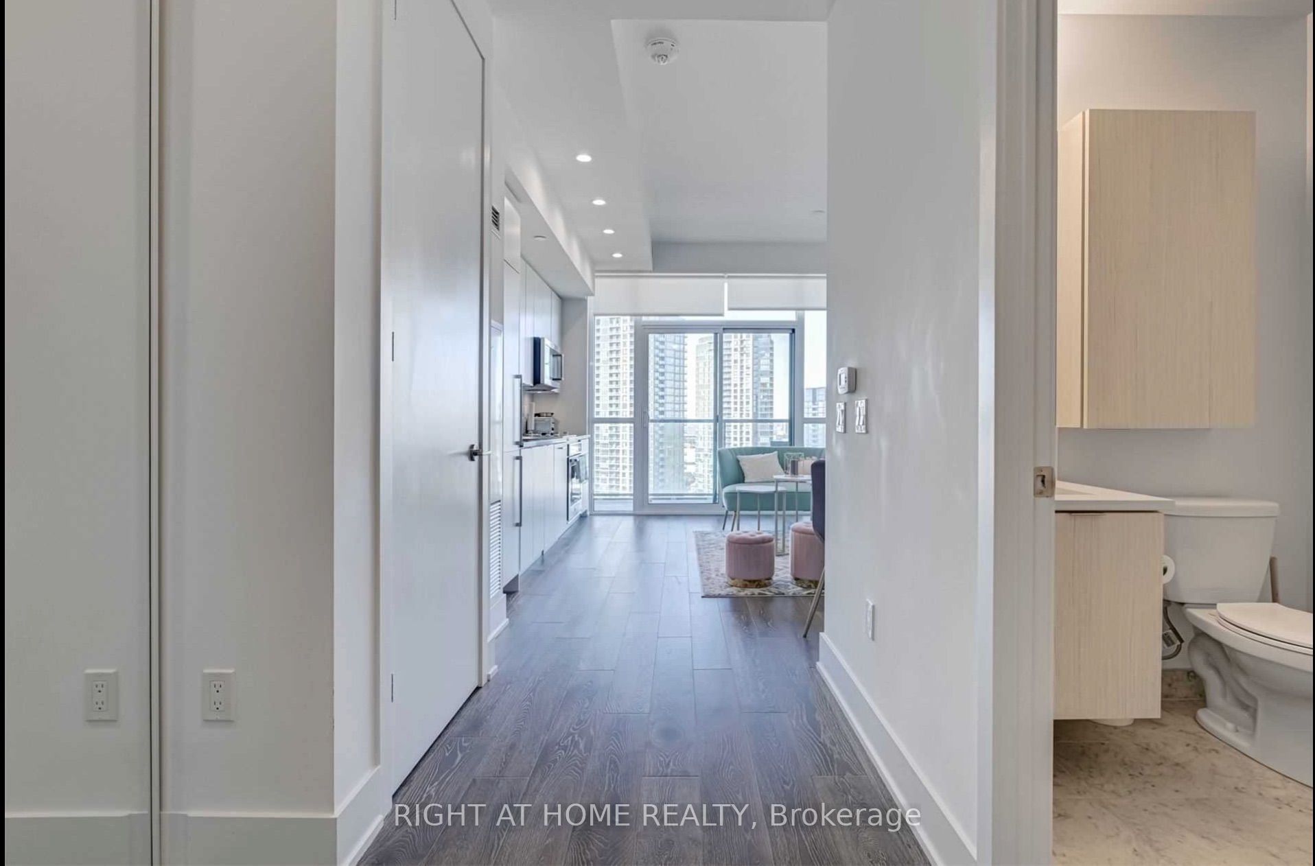 38 Iannuzzi Street Uph02, Toronto, ON M5V 0S2 photo 2
