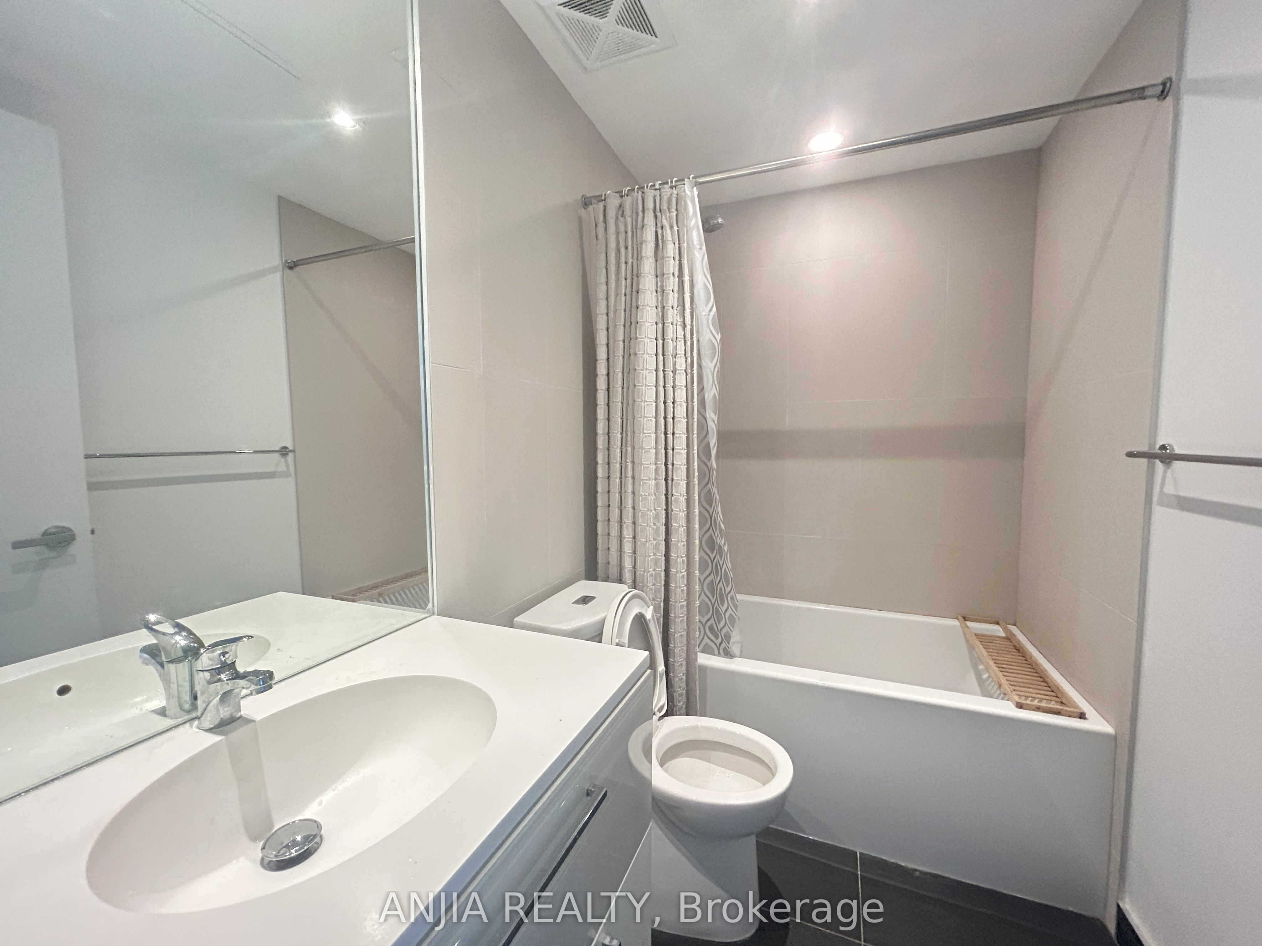 15 Grenville Street 902, Toronto, ON M4Y 0B9 photo 5