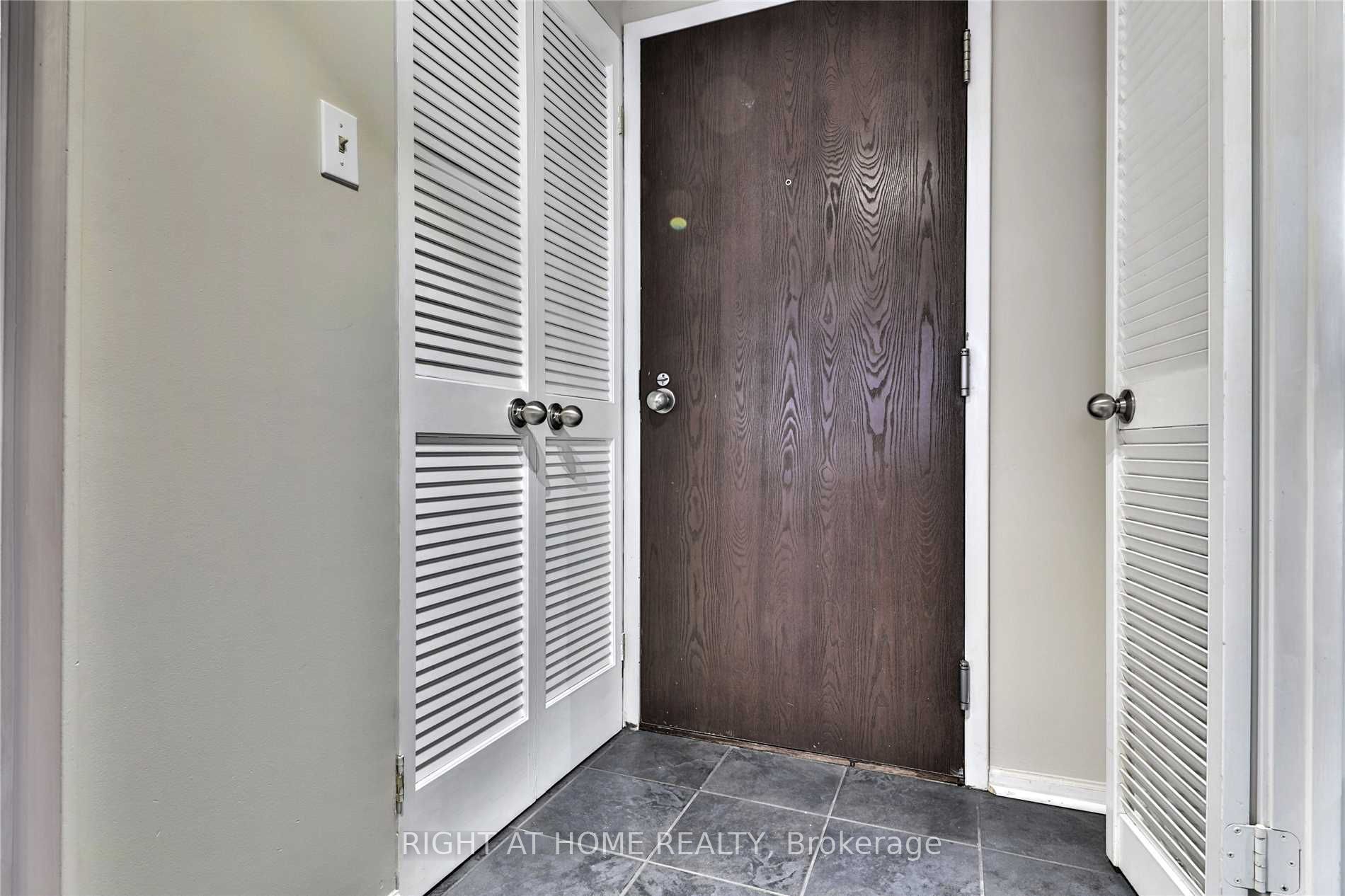 717 Bay Street 906, Toronto, ON M5G 2J9 photo 2