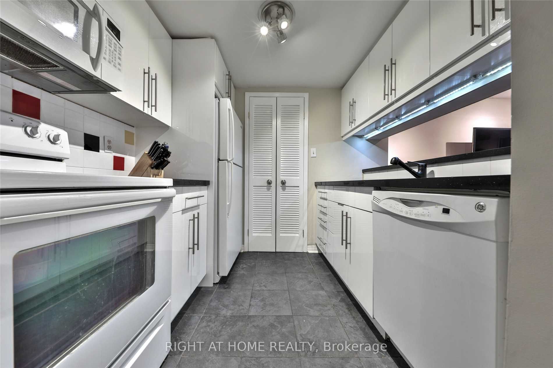 717 Bay Street 906, Toronto, ON M5G 2J9 photo 3
