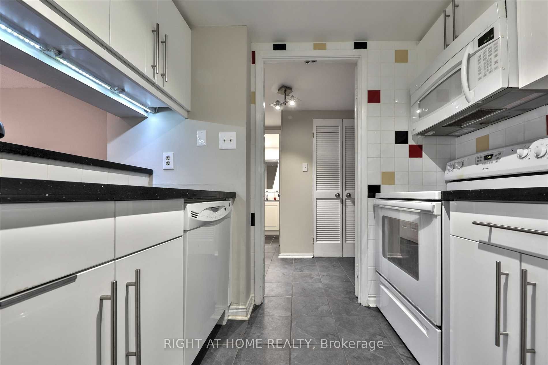 717 Bay Street 906, Toronto, ON M5G 2J9 photo 4