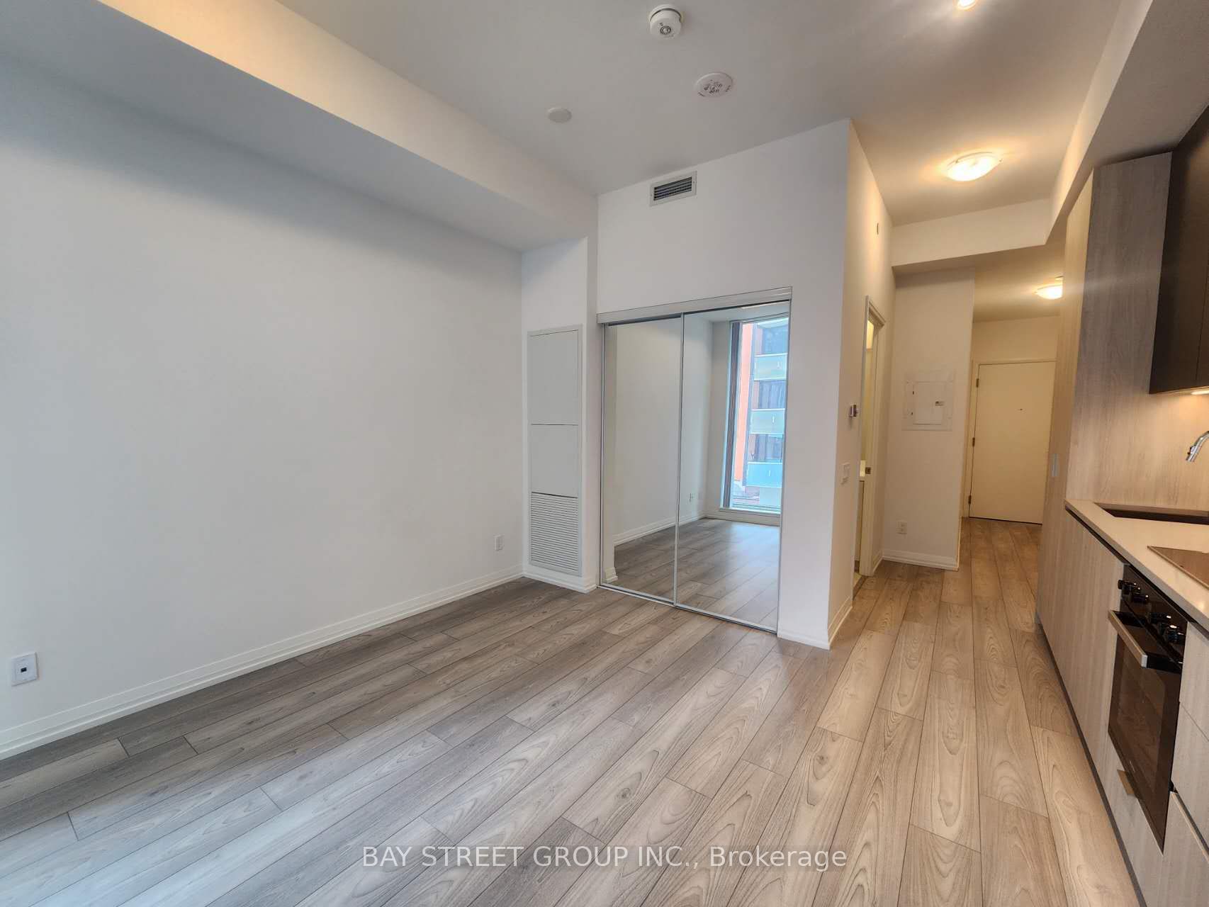 400 King Street W 829, Toronto, ON M5V 0X8 photo 3