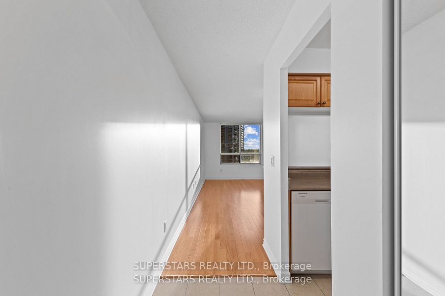 18 Sommerset Way 1111, Toronto, ON M2N 6X5 photo 5