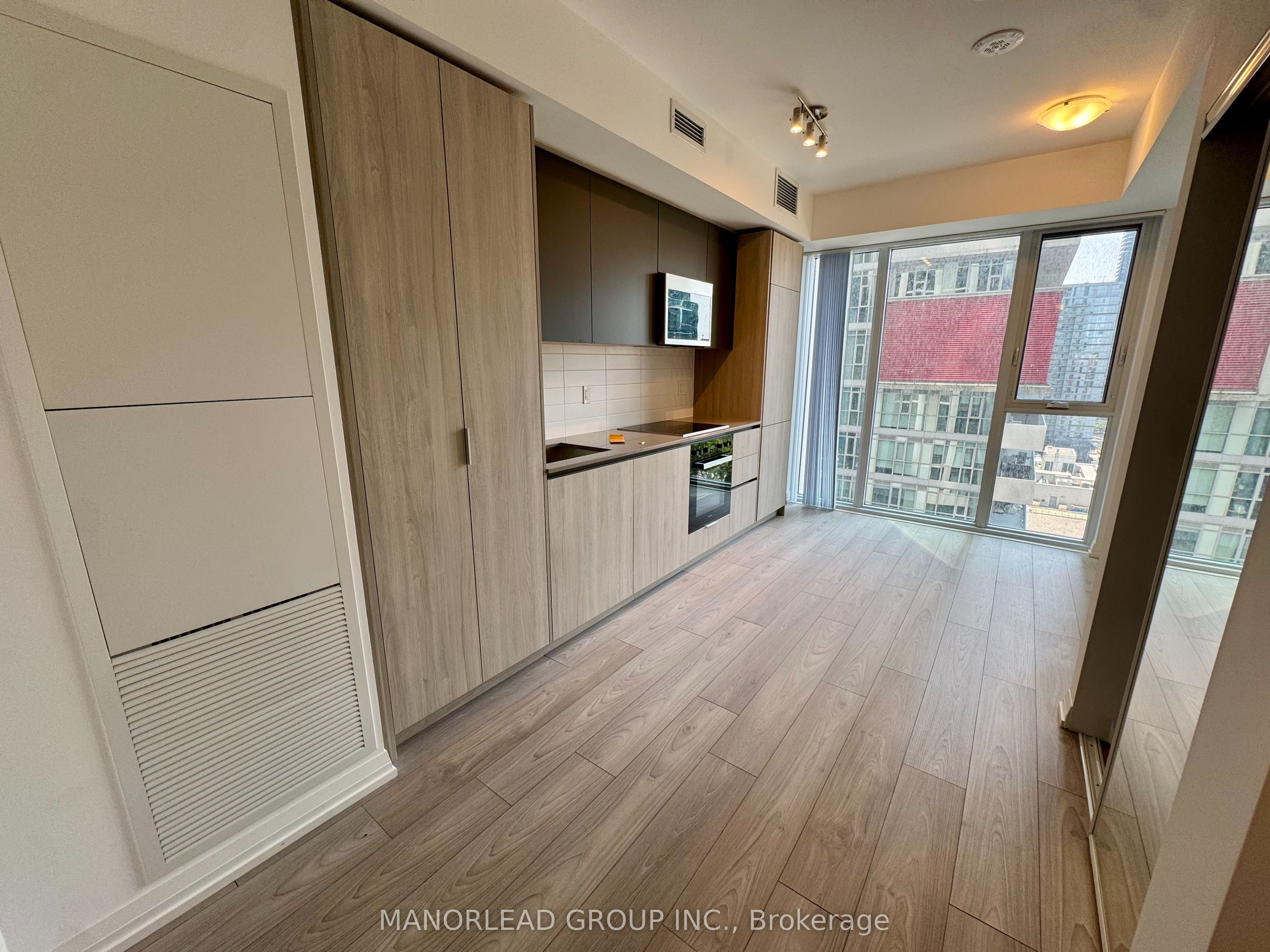 400 King Street W 1616, Toronto, ON M5V 0X8 photo 2