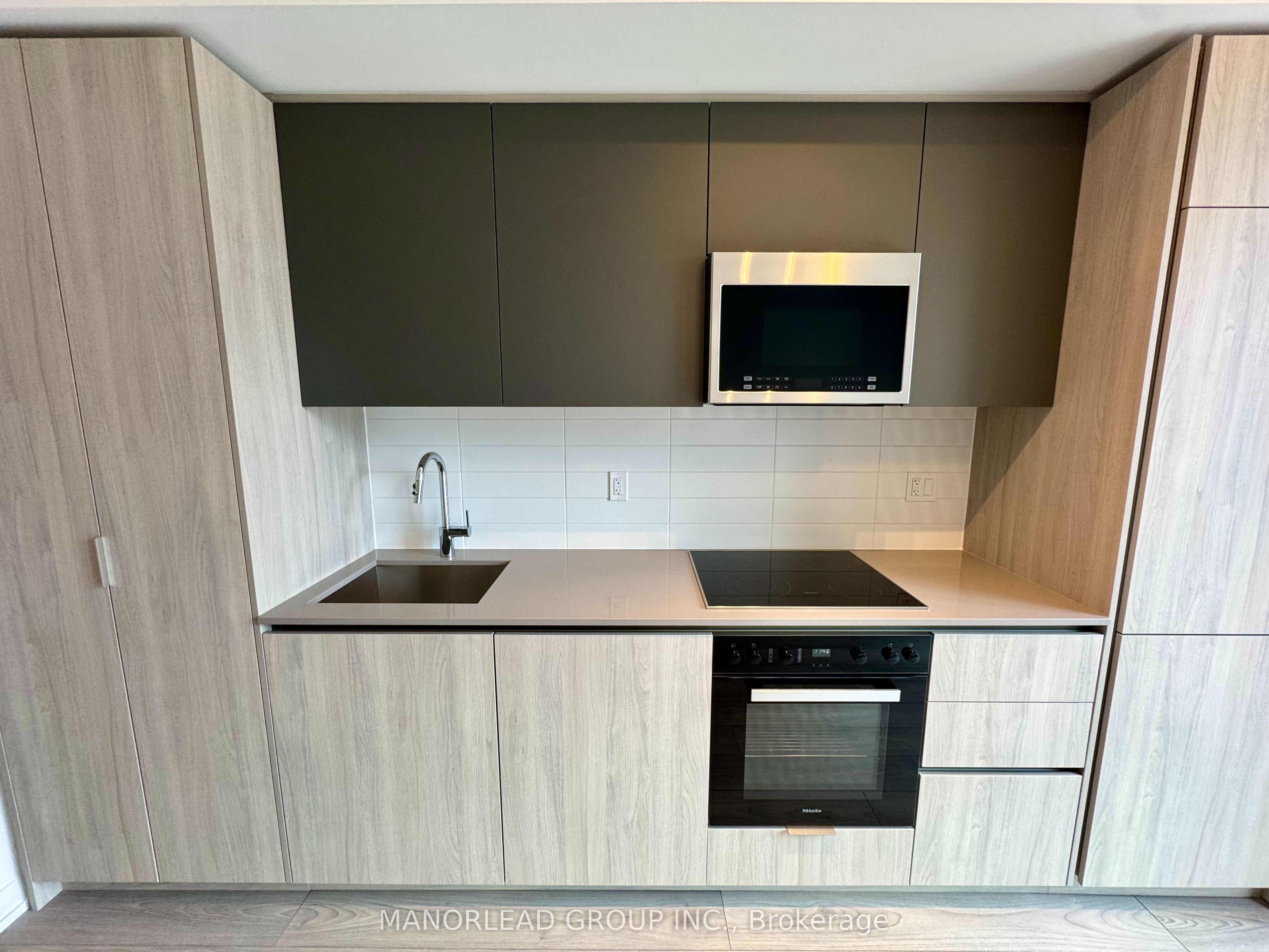 400 King Street W 1616, Toronto, ON M5V 0X8 photo 3