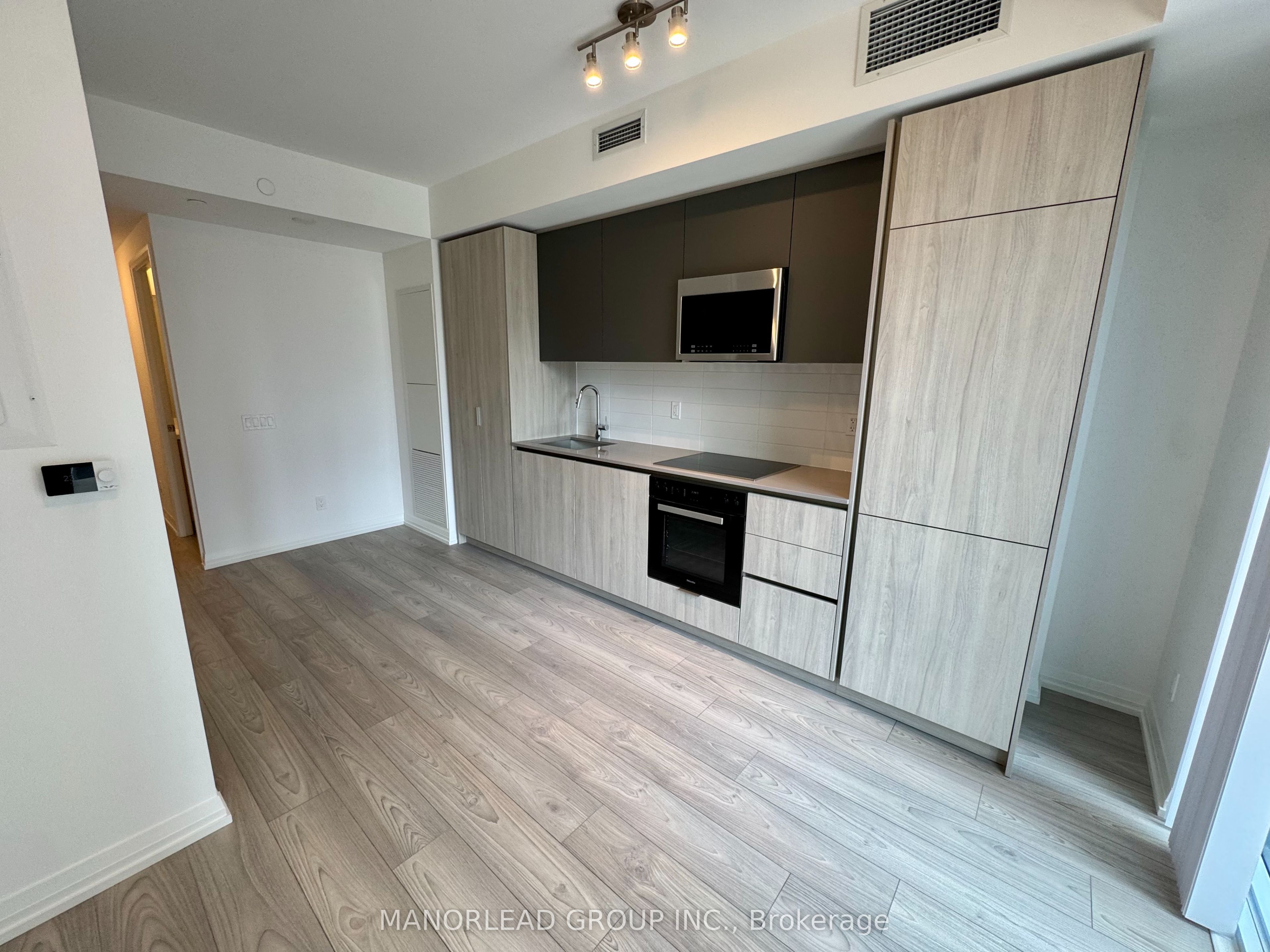 400 King Street W 1616, Toronto, ON M5V 0X8 photo 5