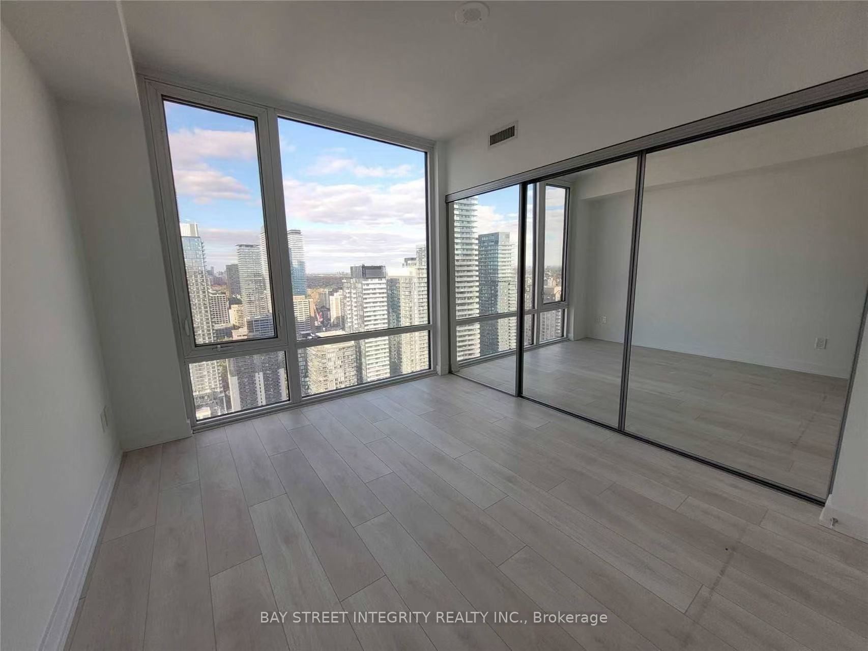 501 Yonge Street 4205, Toronto, ON M4Y 0G8 photo 2