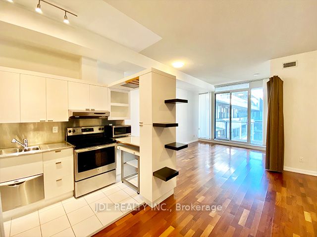 111 Elizabeth Street 1810, Toronto, ON M5G 1P7 photo 2