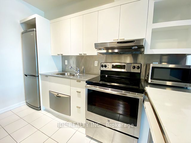 111 Elizabeth Street 1810, Toronto, ON M5G 1P7 photo 3