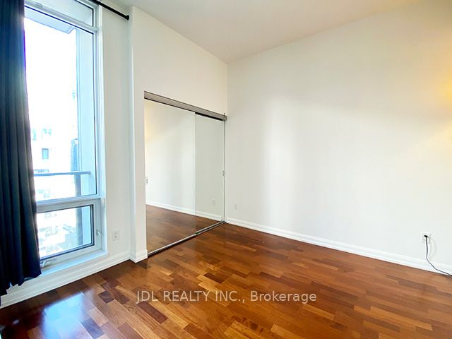 111 Elizabeth Street 1810, Toronto, ON M5G 1P7 photo 4