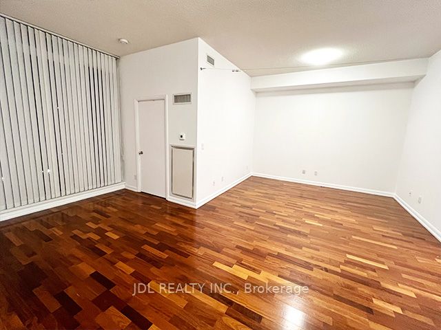 111 Elizabeth Street 1810, Toronto, ON M5G 1P7 photo 5