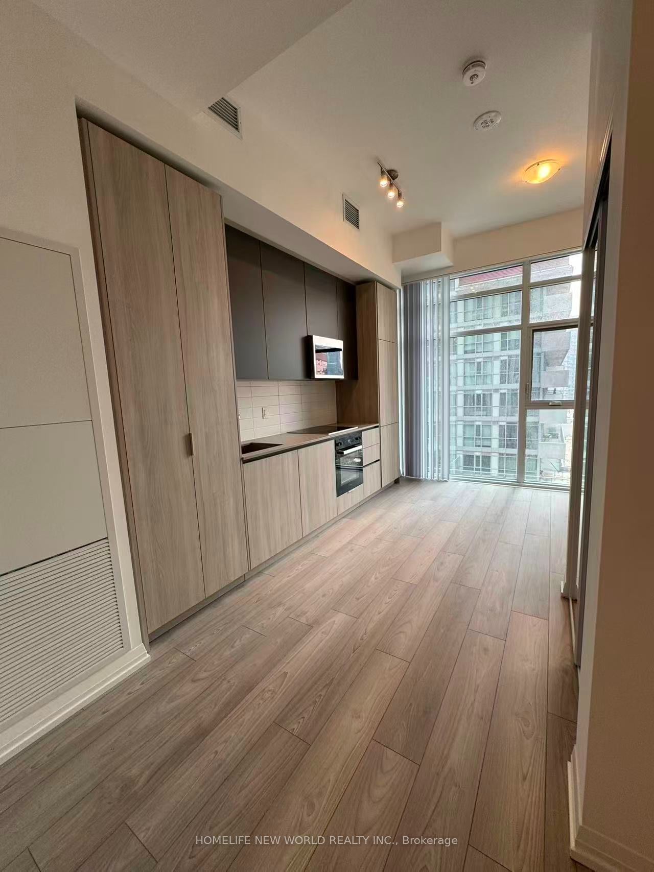 400 King Street W 1116, Toronto, ON M5V 0X8 photo 3