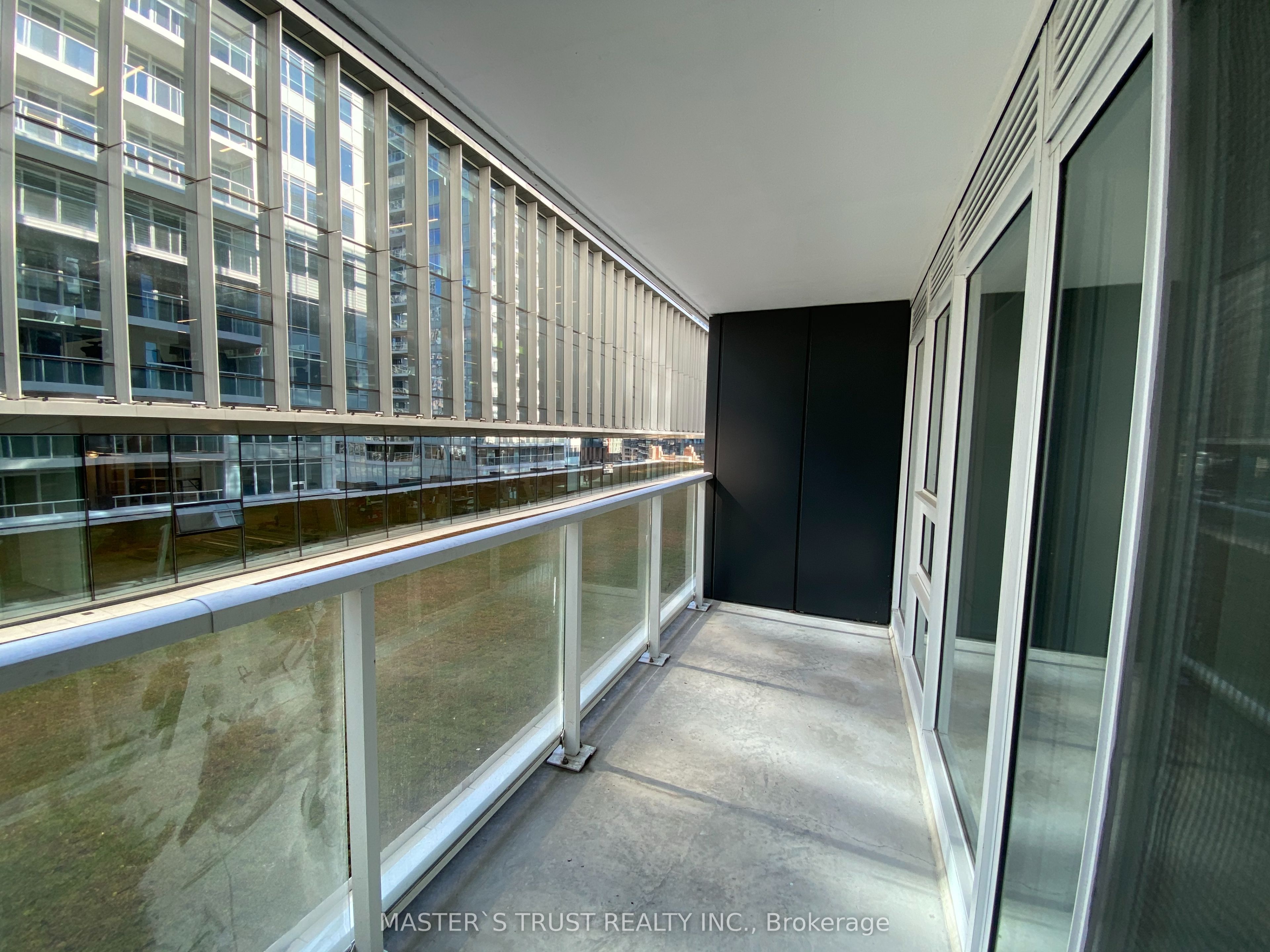 17 Bathurst Street 716, Toronto, ON M5V 0N1 photo 4