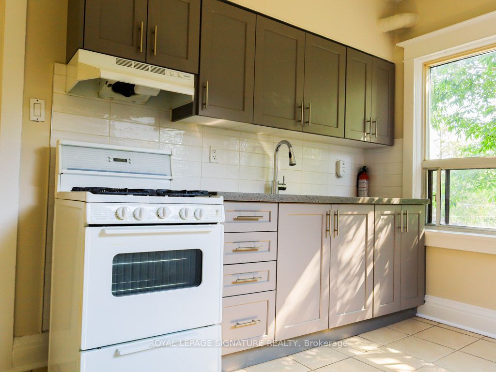 111 Northcliffe Boulevard All Inclusive Upper, Toronto, ON M6E 3K5 photo 3
