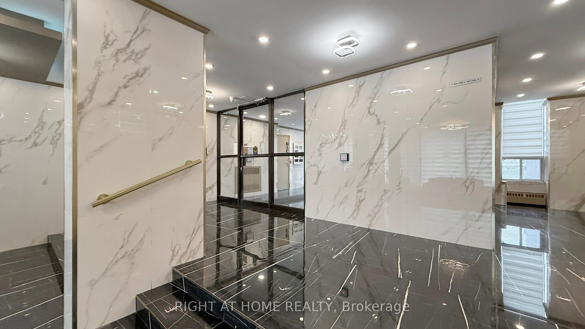 10 Sunny Glenway 511, Toronto, ON M3C 2Z3
