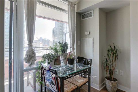 4K Spadina Avenue 1010, Toronto, ON M5V 3Y9 photo 4