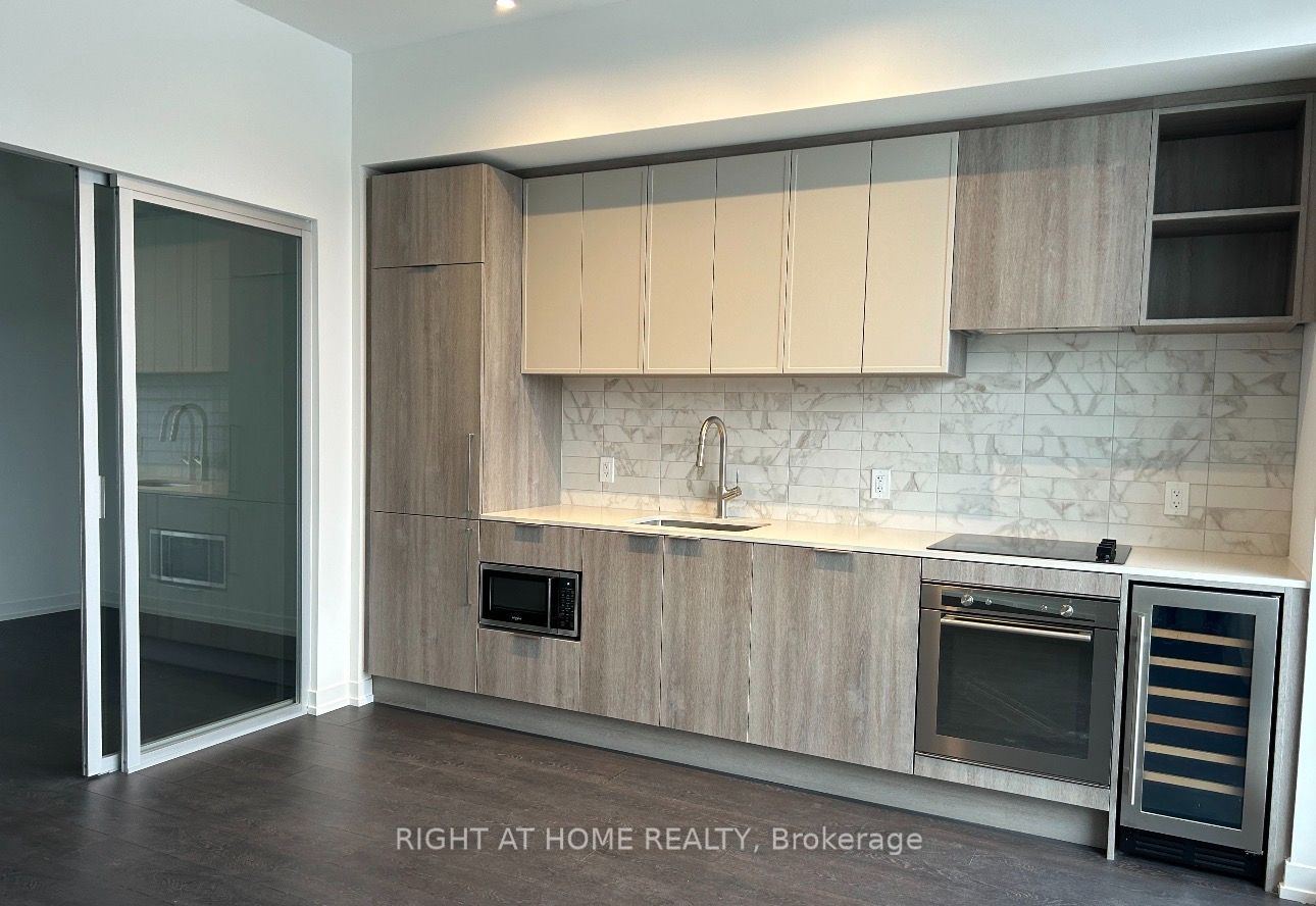2020 Bathurst Street 812, Toronto, ON M5P 0A6 photo 5