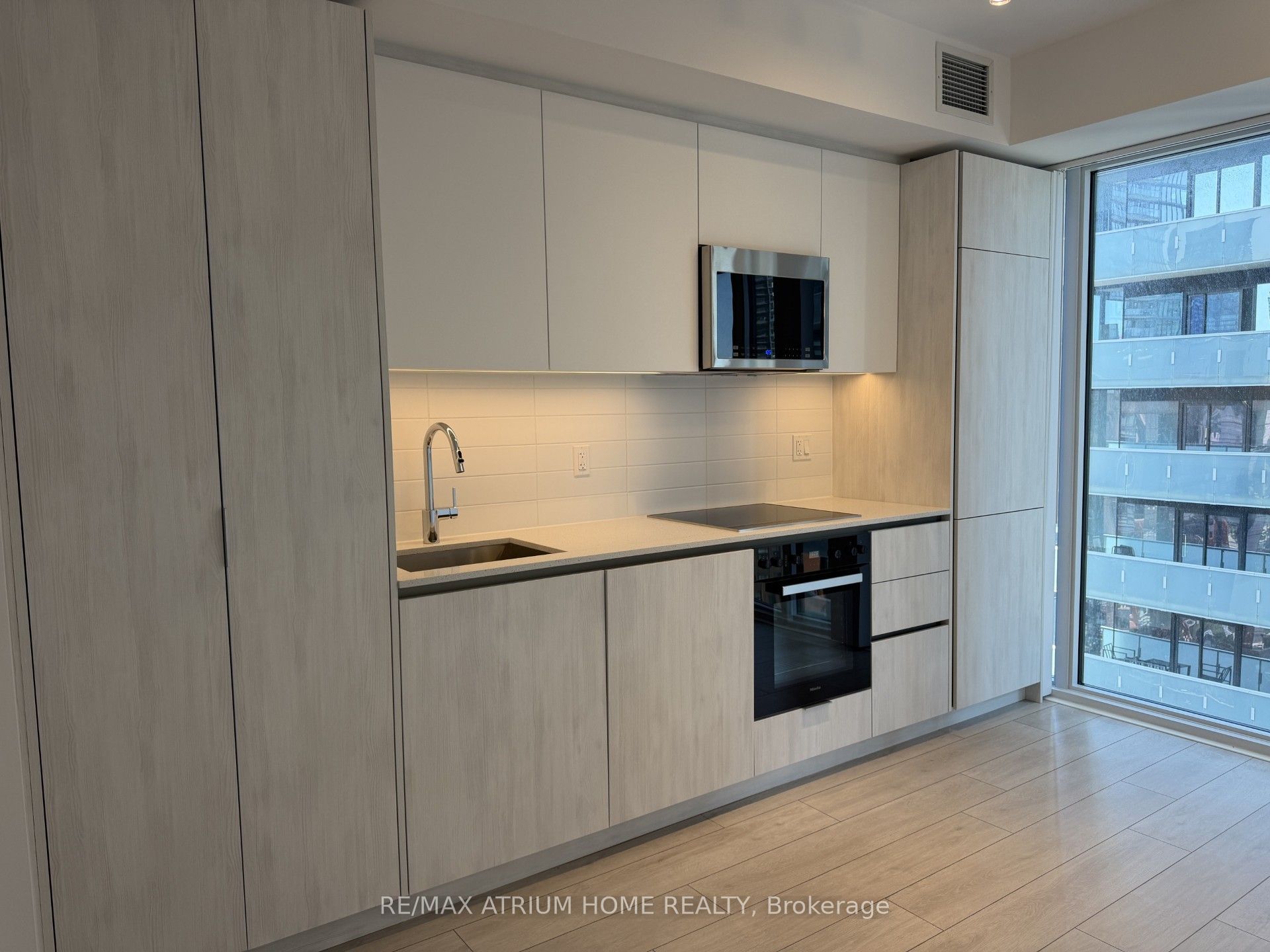 400 King Street W 1625, Toronto, ON M5V 1K2 photo 2