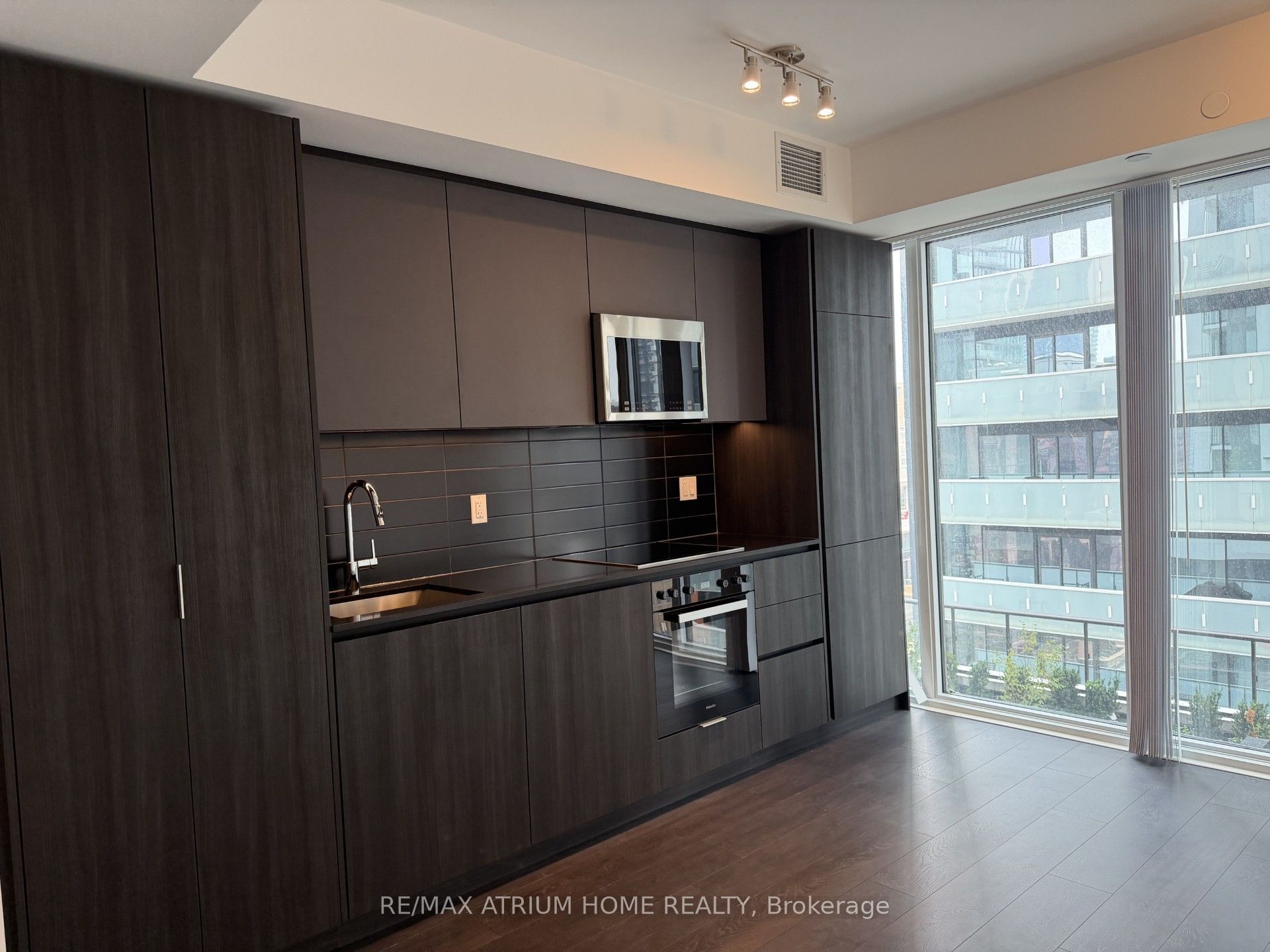 400 King Street W 1625, Toronto, ON M5V 1K2 photo 3