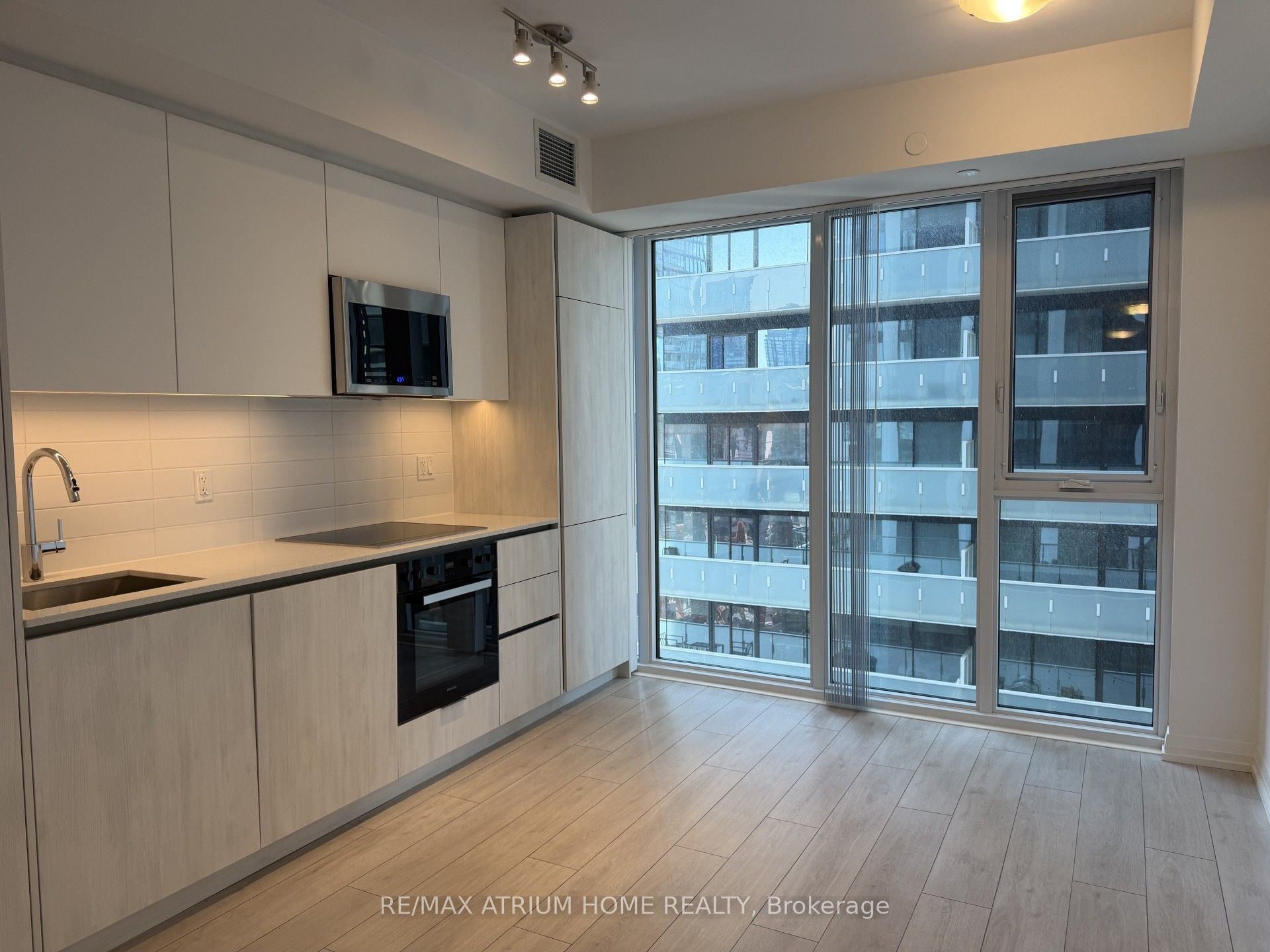 400 King Street W 1625, Toronto, ON M5V 1K2 photo 4