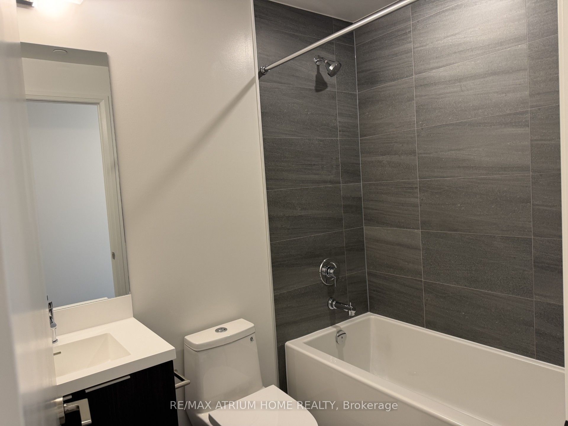 400 King Street W 1625, Toronto, ON M5V 1K2 photo 5
