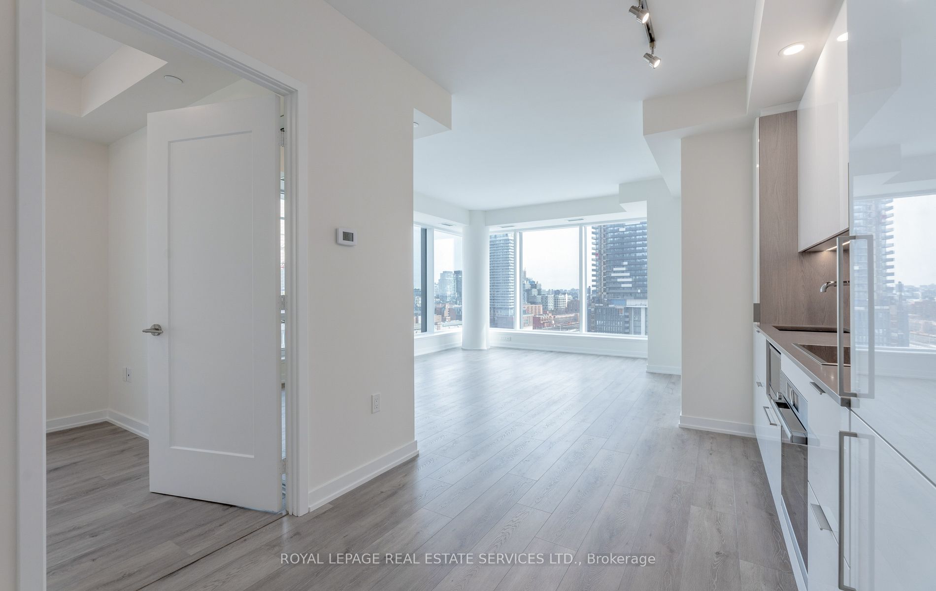 28 Freeland Street 1307, Toronto, ON M5E 0E3 photo 4