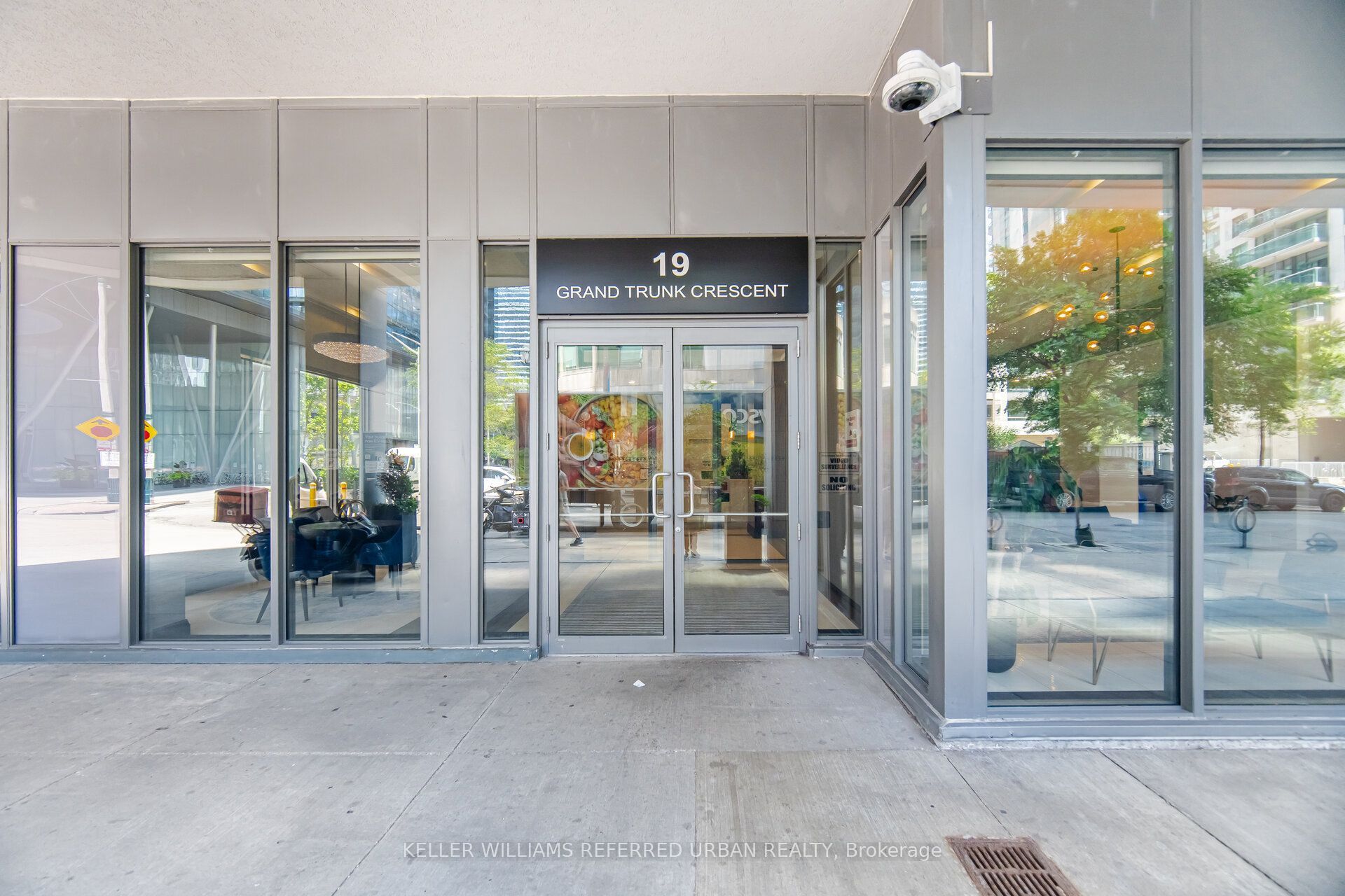 19 Grand Trunk Crescent 3708, Toronto, ON M5J 3A3 photo 2
