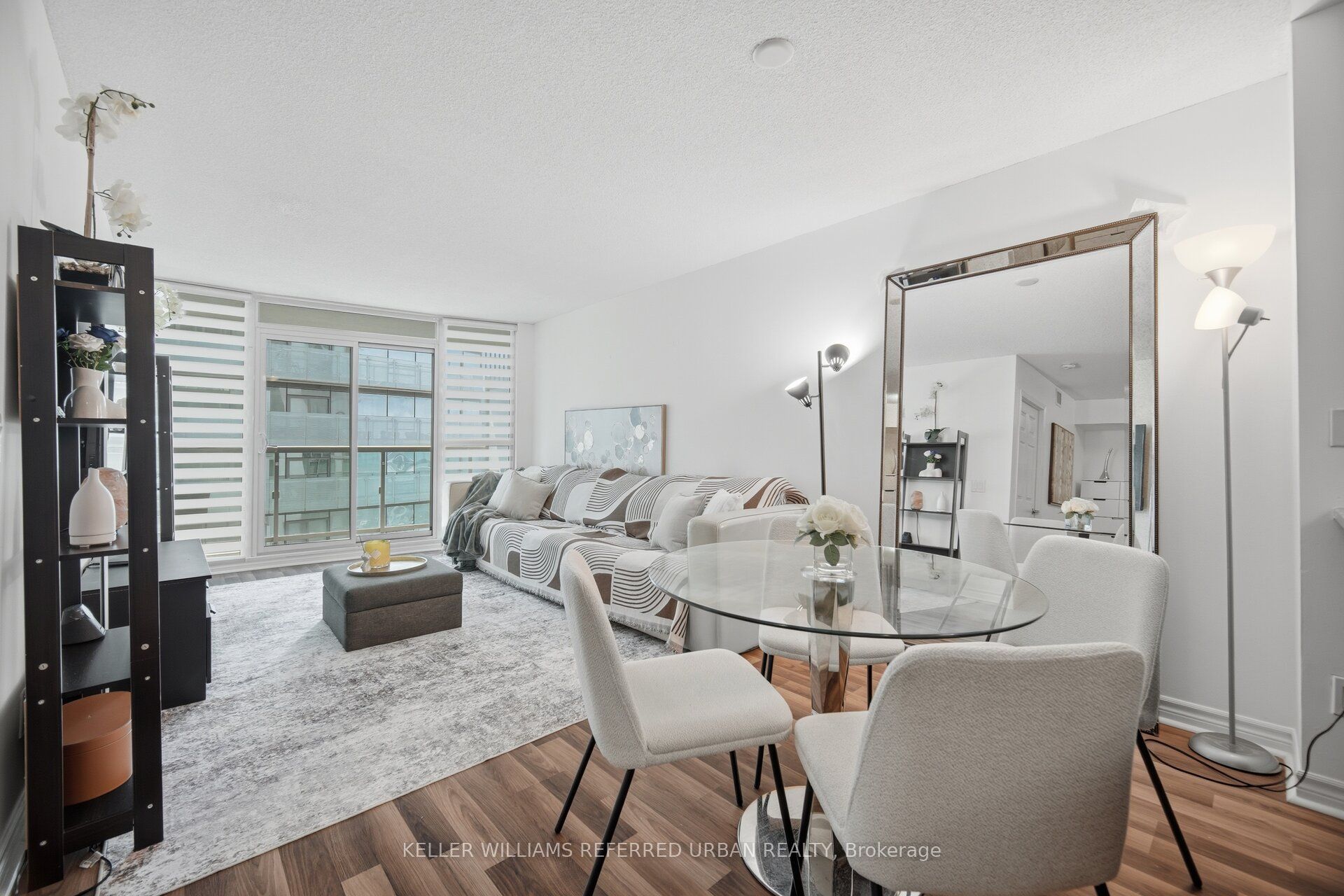19 Grand Trunk Crescent 3708, Toronto, ON M5J 3A3 photo 5