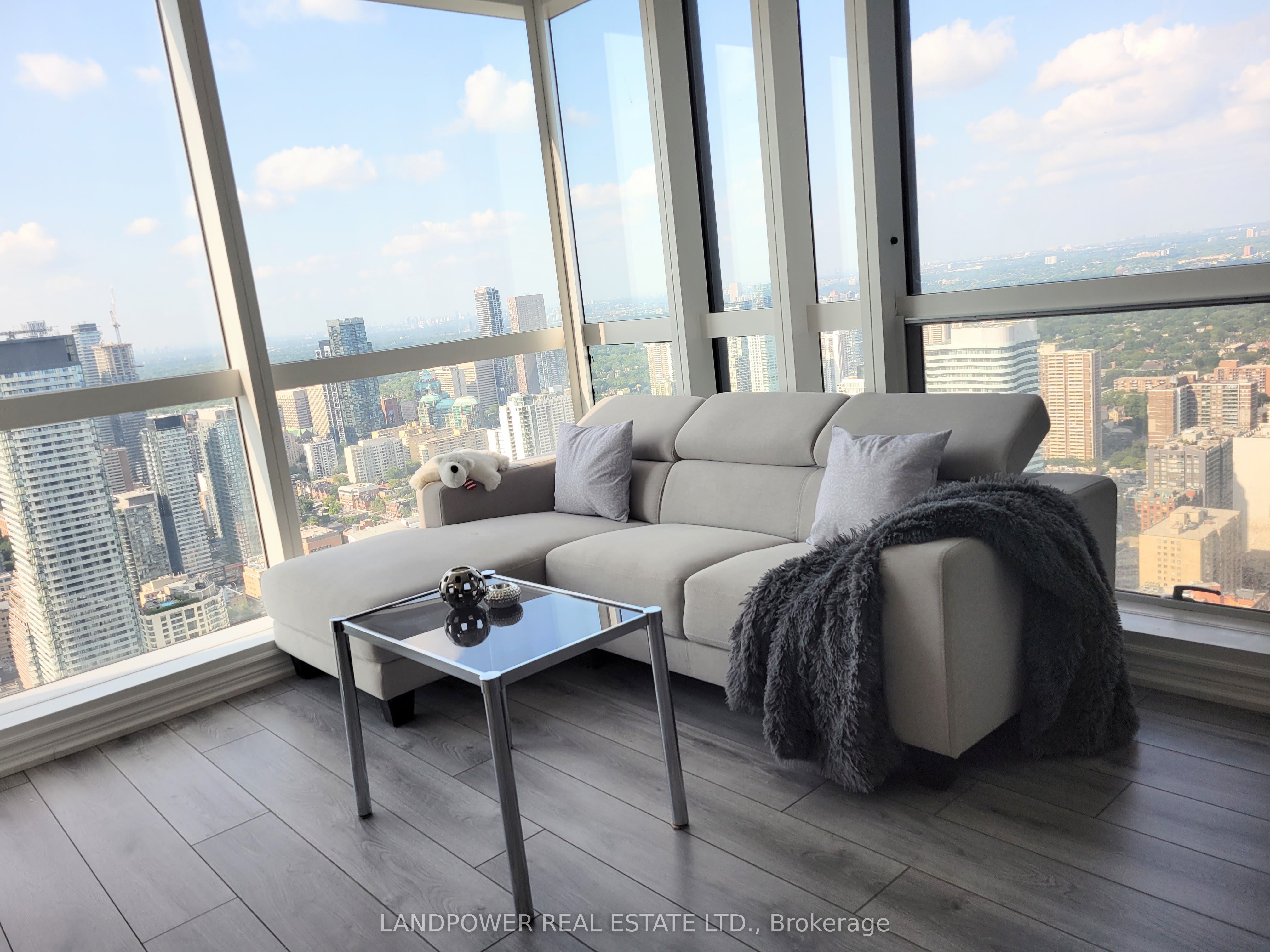 386 Yonge Street 5501, Toronto, ON M5B 0A5 photo 3
