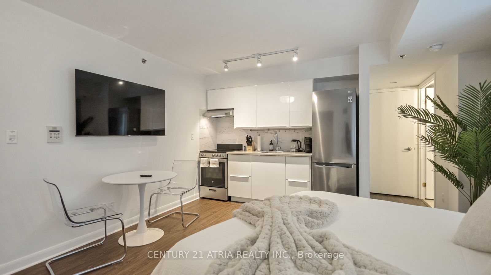 210 Victoria Street 807, Toronto, ON M5B 2R3 photo 2