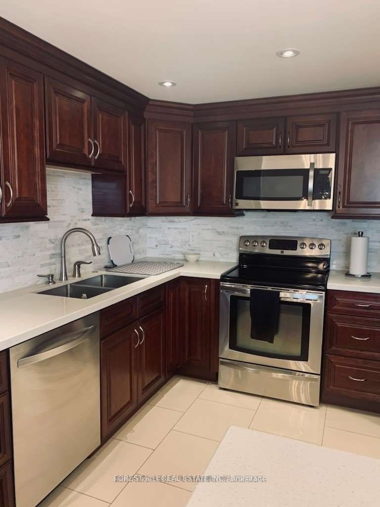 500 Glencairn Avenue 303, Toronto, ON M6B 1Z1 photo 2