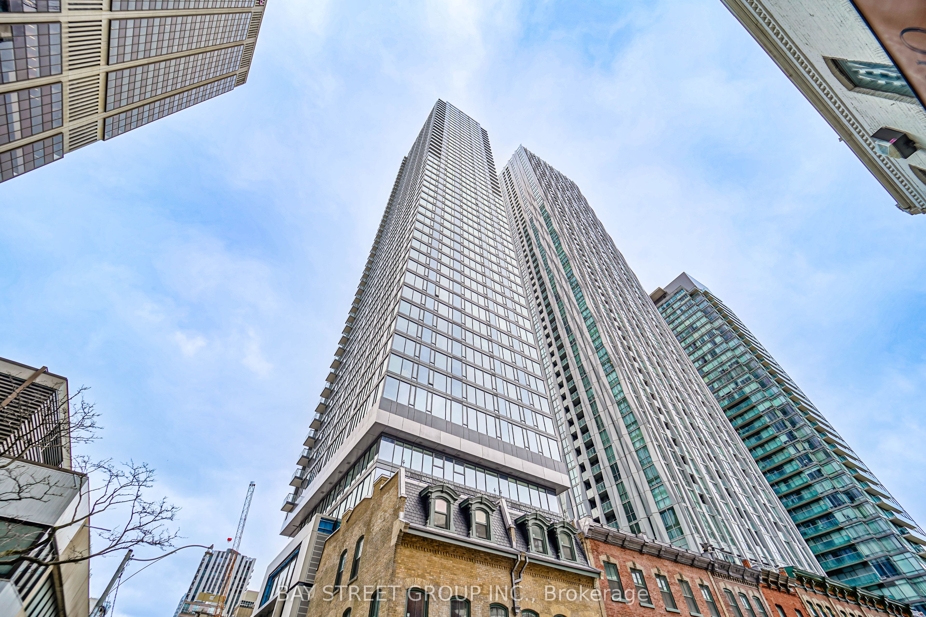 8 Cumberland Street 1909, Toronto, ON M4W 0B6 photo 2