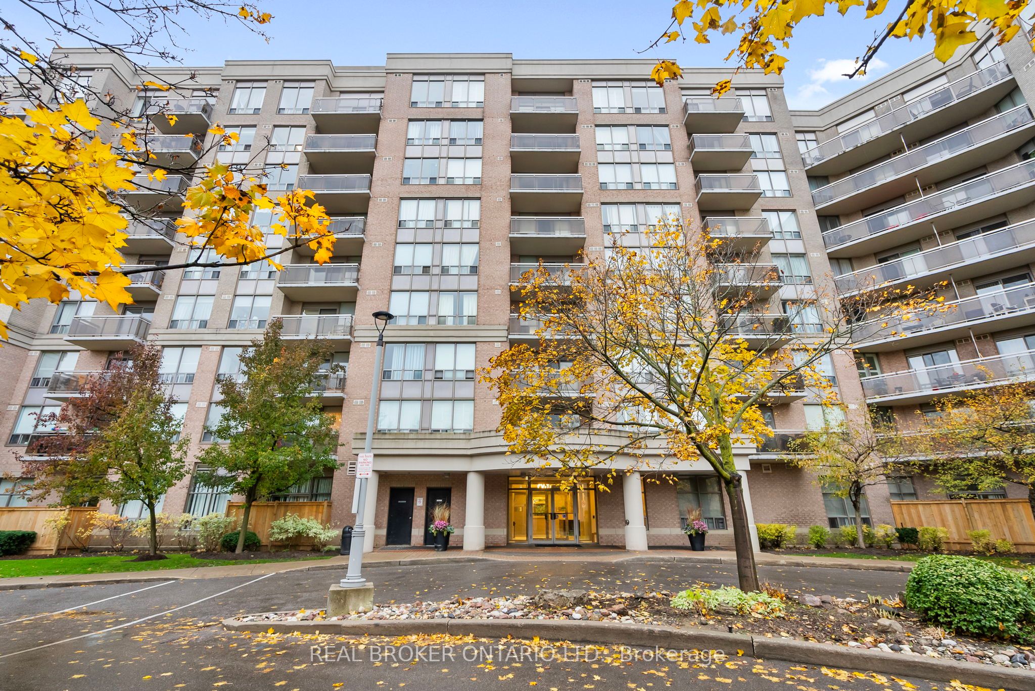 1720 Eglinton Avenue E 601, Toronto, ON M4A 2X8 photo 2