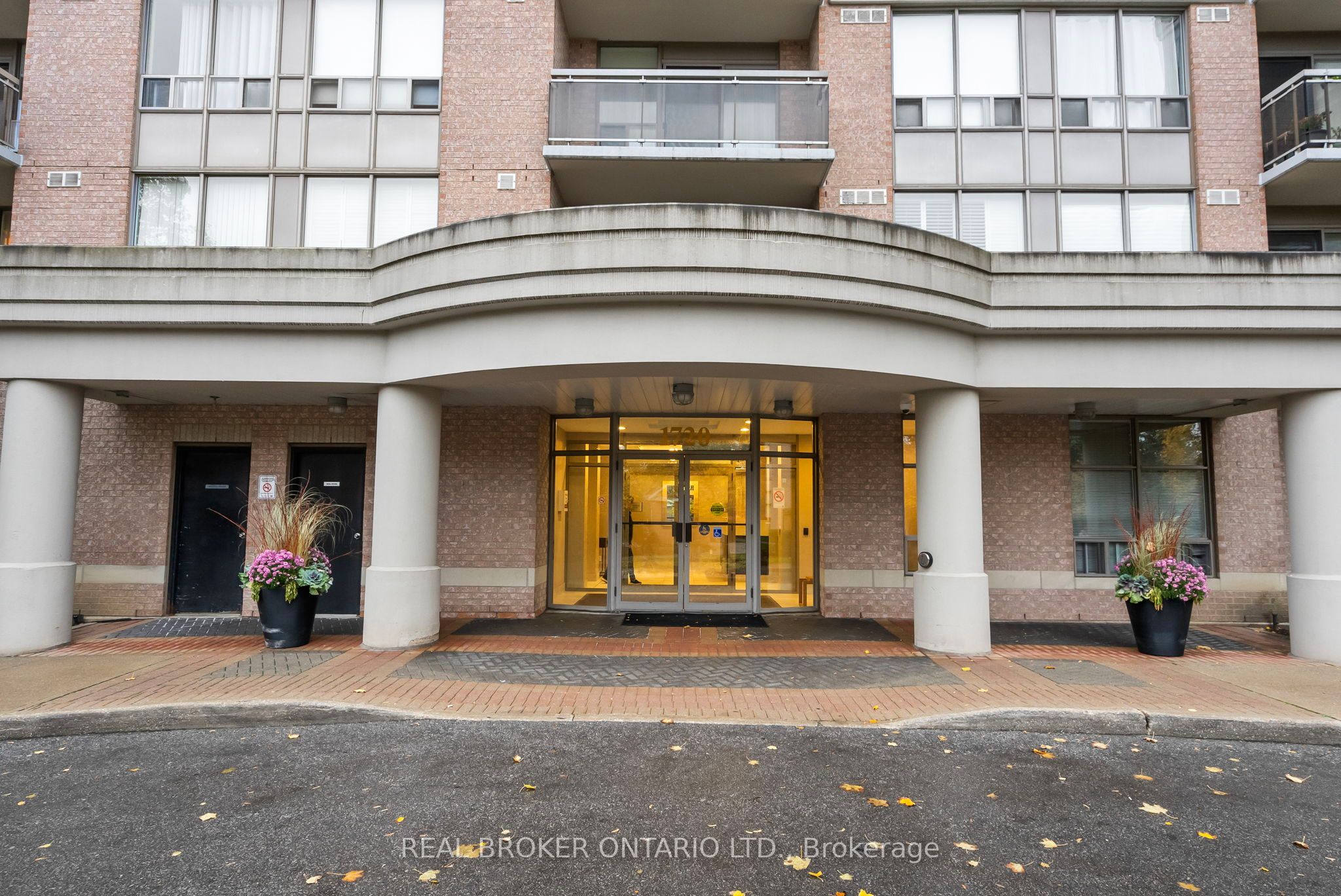 1720 Eglinton Avenue E 601, Toronto, ON M4A 2X8 photo 3