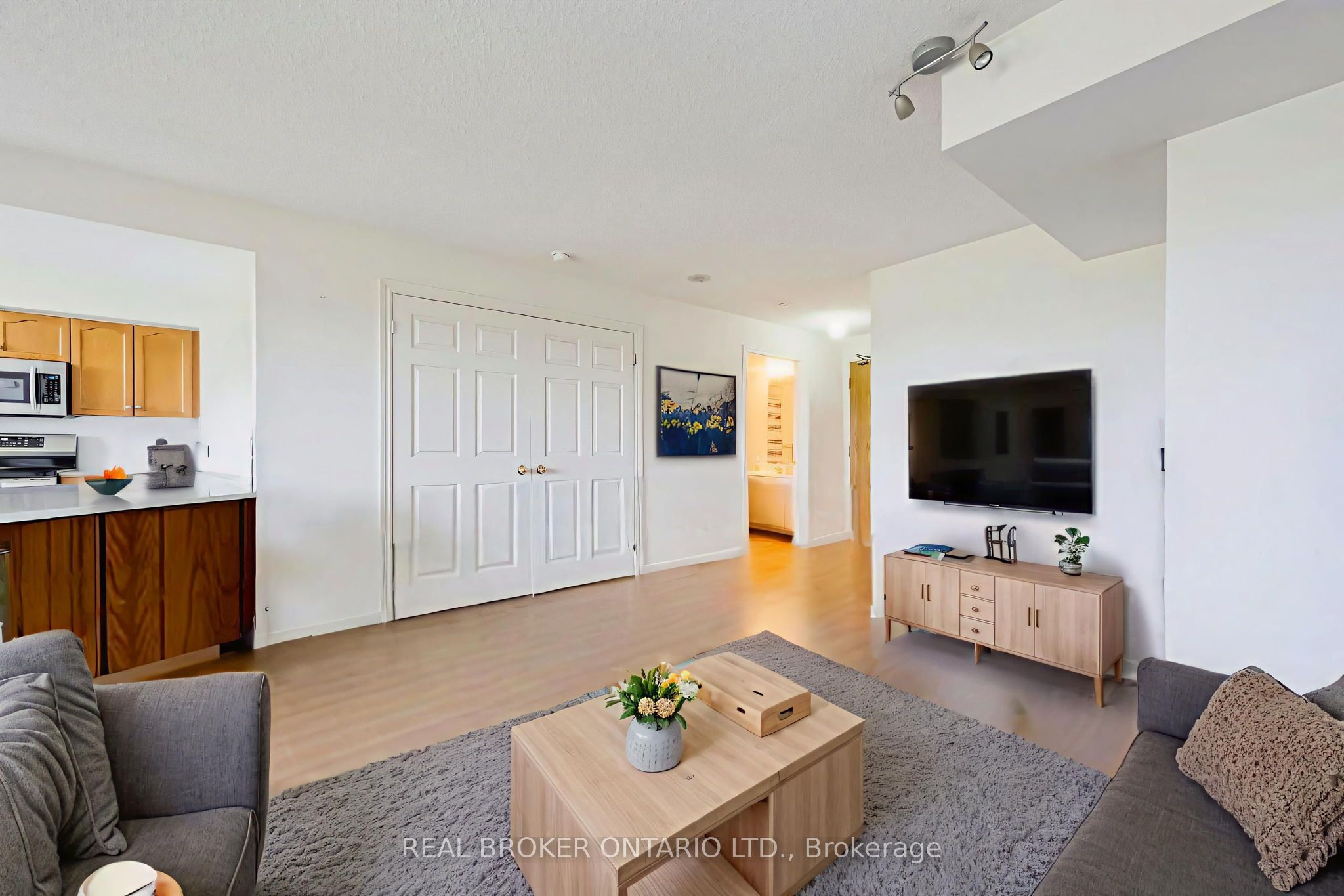 1720 Eglinton Avenue E 601, Toronto, ON M4A 2X8 photo 5