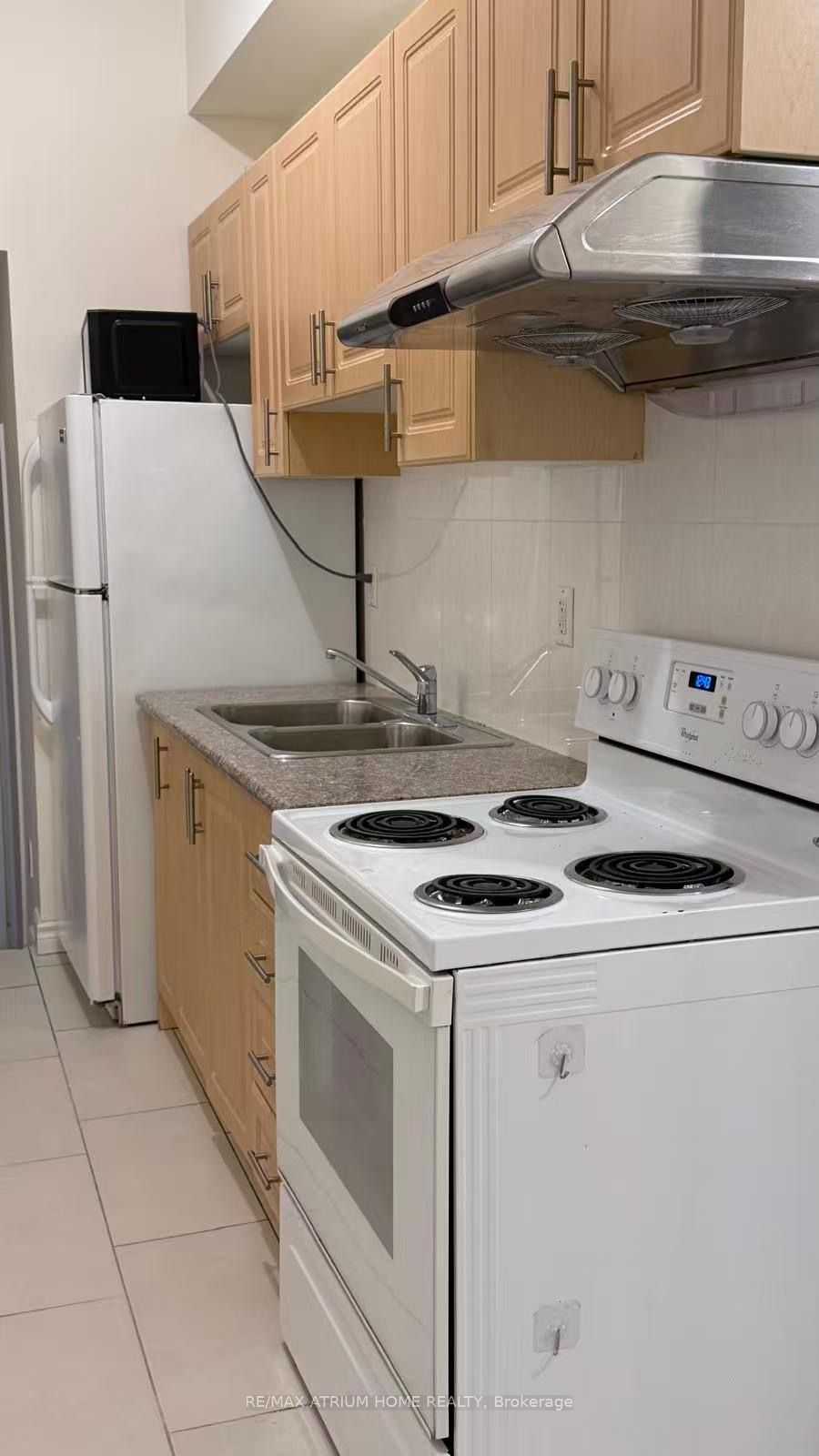 413 Spadina Avenue 201, Toronto, ON M5T 2G6 photo 2