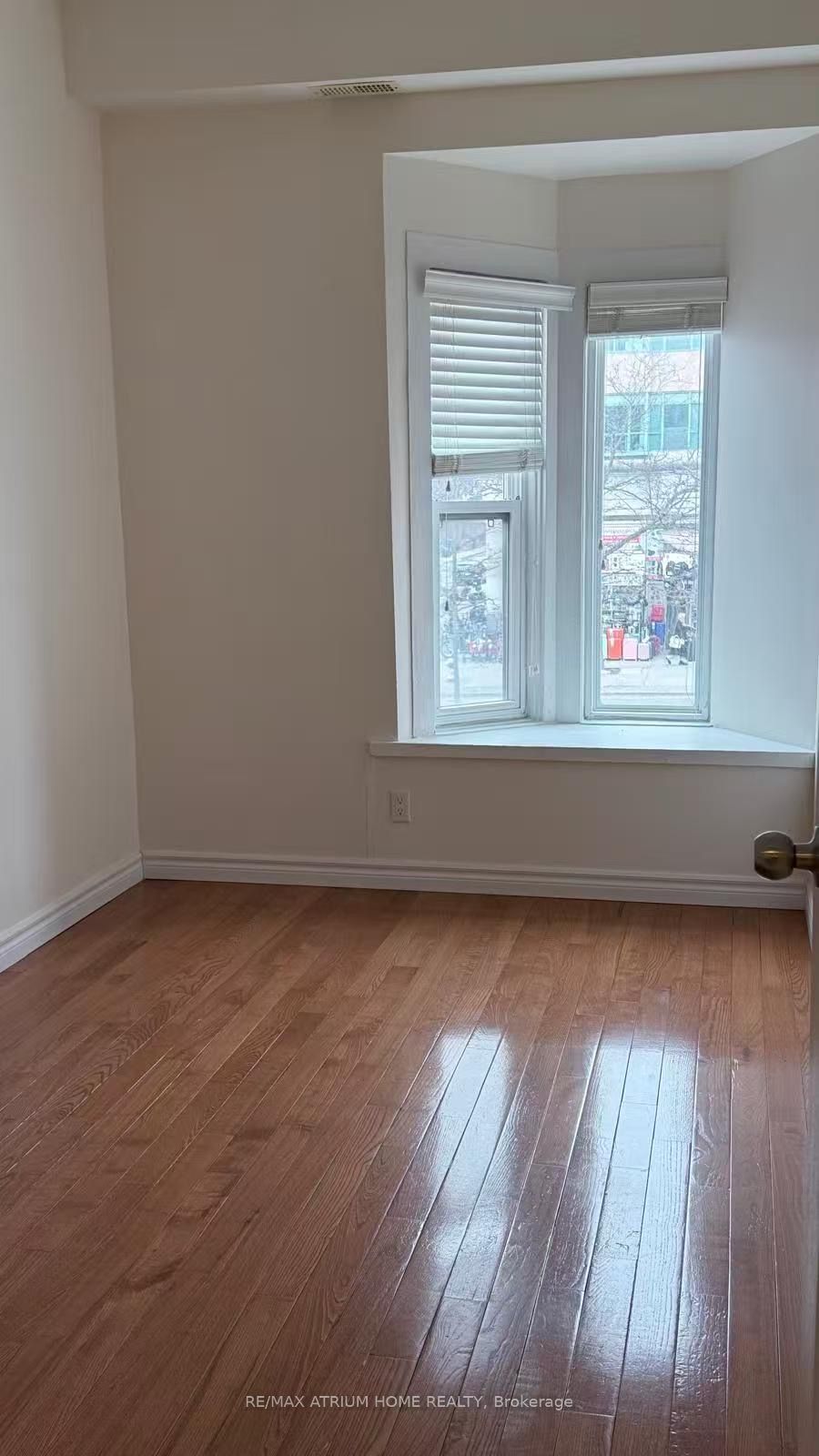 413 Spadina Avenue 201, Toronto, ON M5T 2G6 photo 3