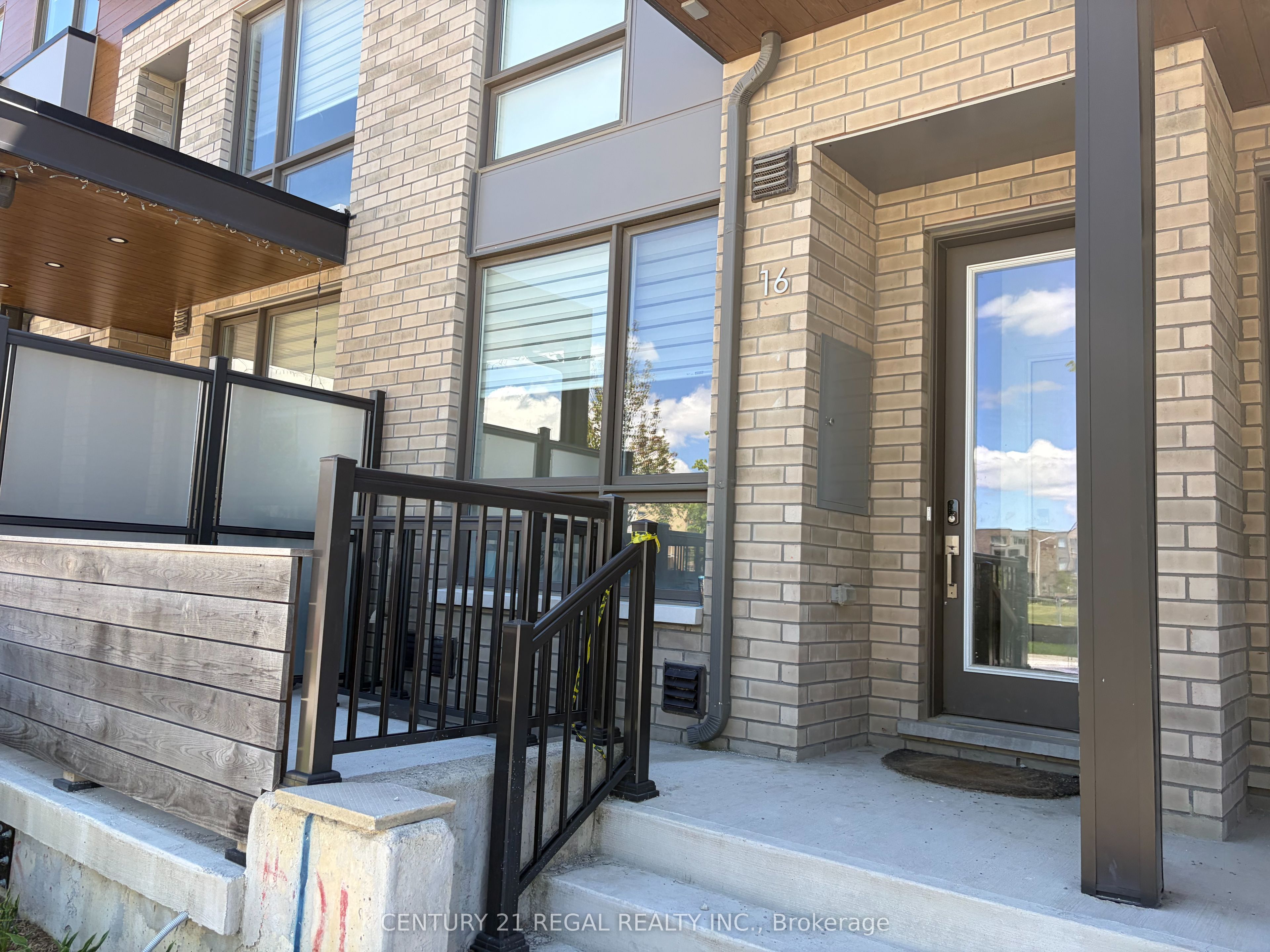 16 Deep Roots Terrace, Toronto, ON M6A 0G1 photo 2
