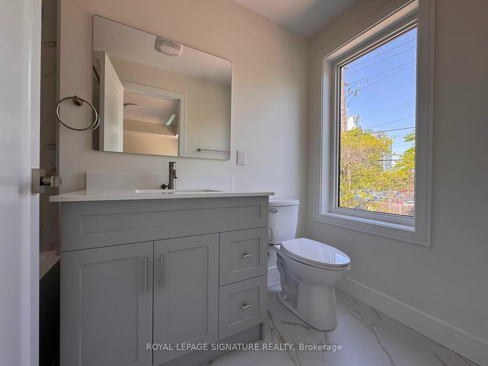 53 Bishop Avenue 5, Toronto, ON M2M 1Z4 photo 3