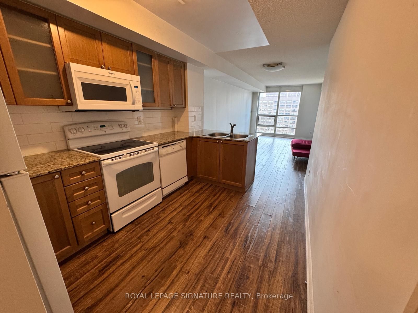 761 Bay Street 1204, Toronto, ON M5G 2R2 photo 3